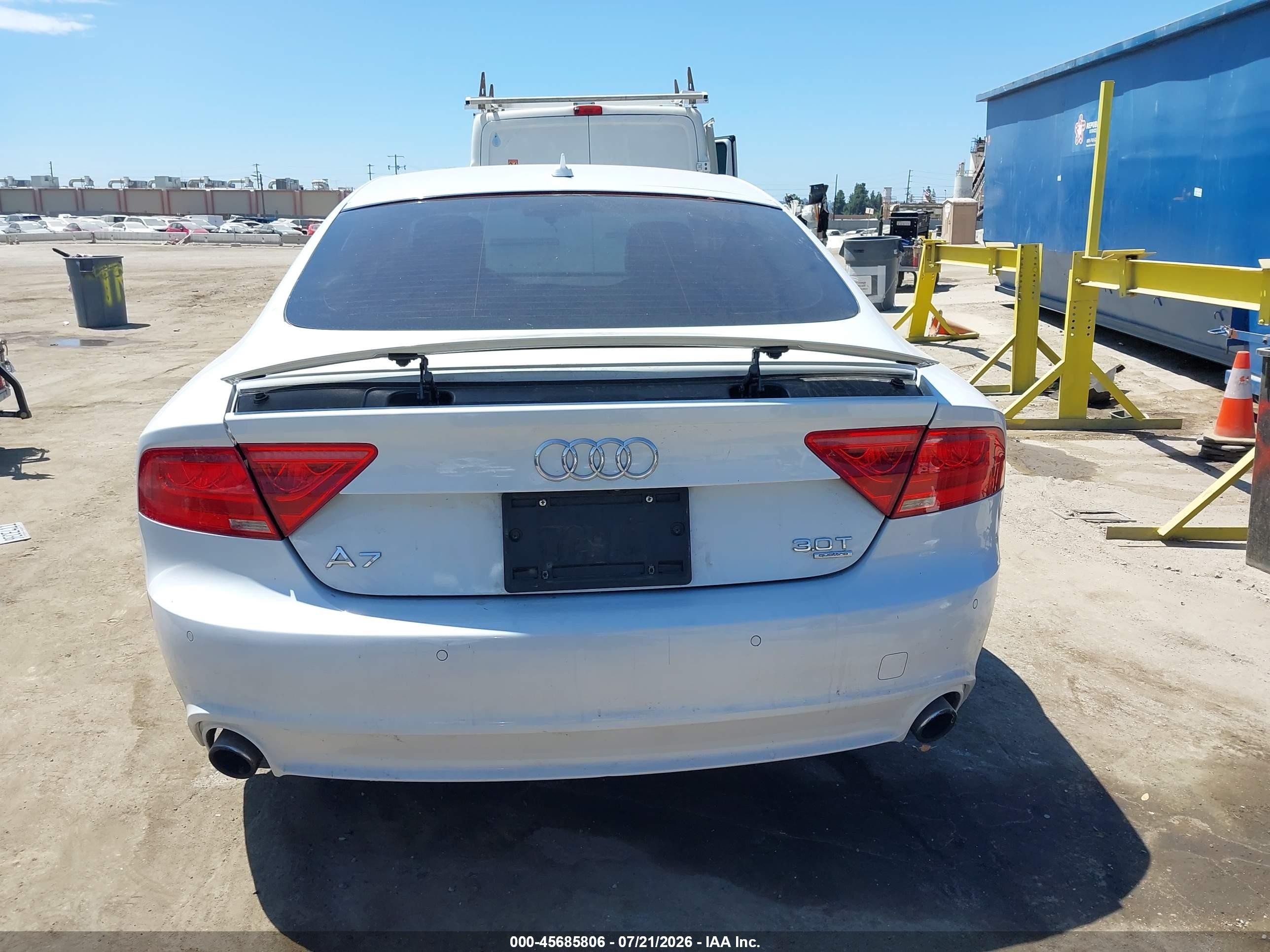 2012 Audi A7 Premium White vin: WAUYGAFC8CN061851
