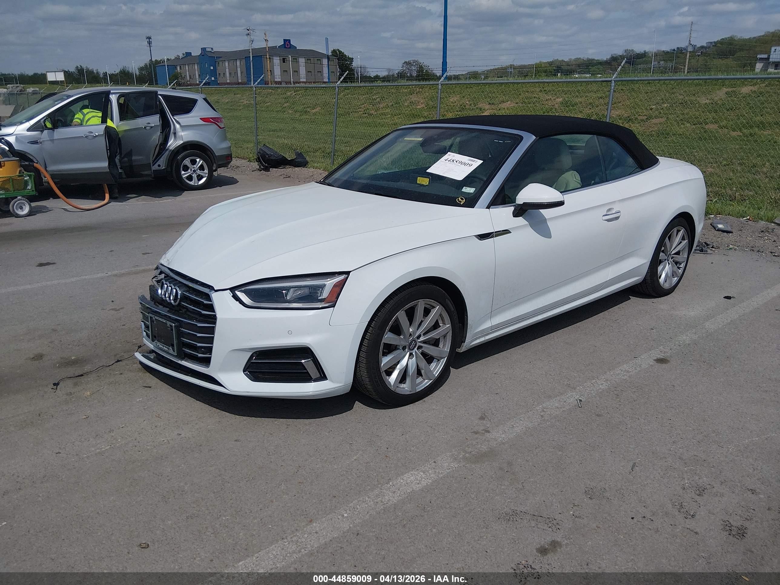 2018 Audi A5 2.0t Premium Белый vin: WAUYNGF57JN012521