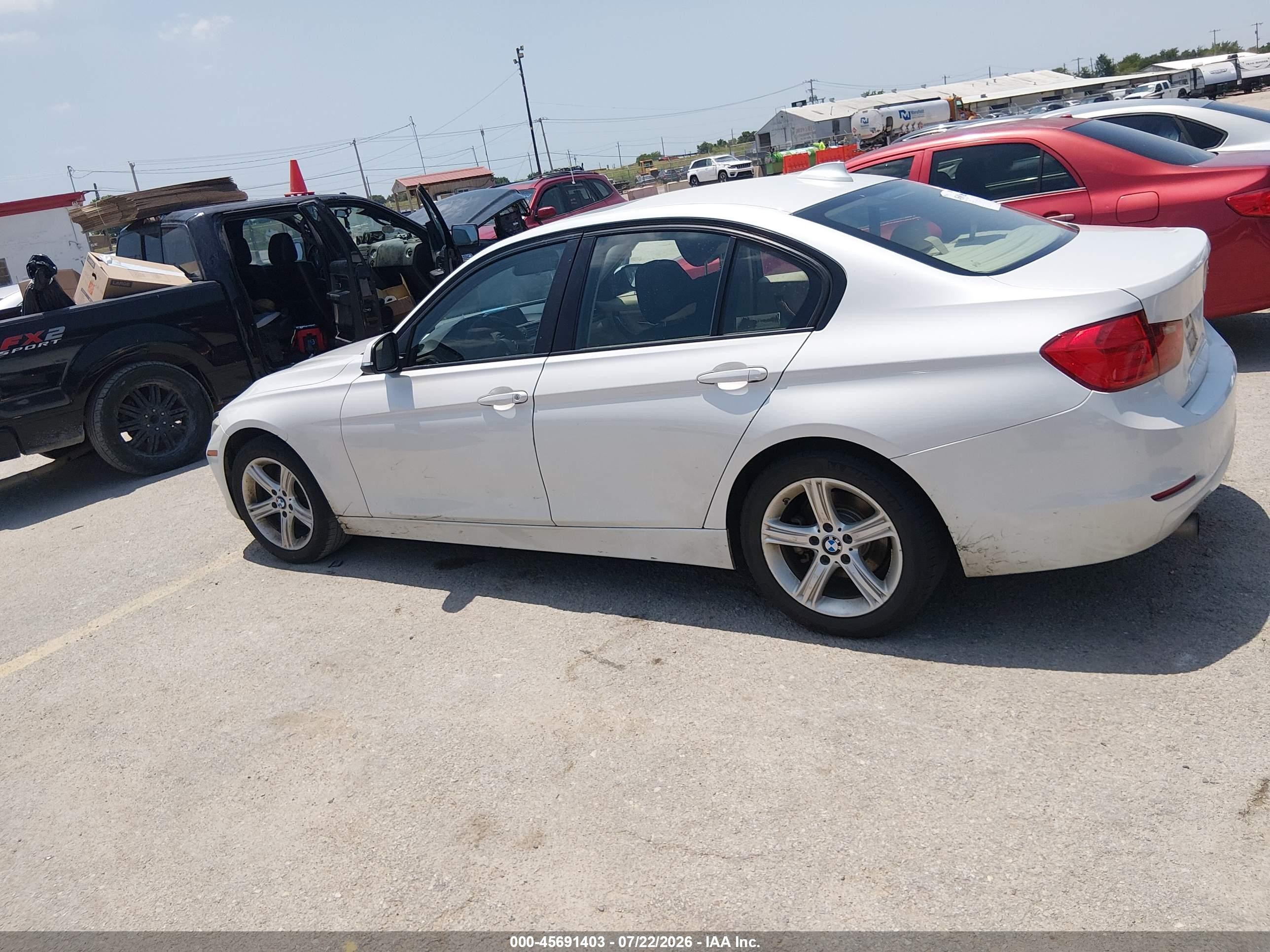 2013 Bmw 320i   White vin: WBA3B1C50DF461817