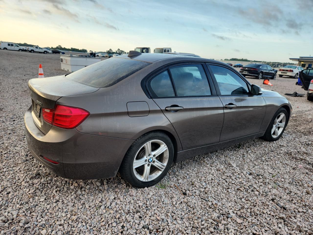 2013 Bmw 320 I Желто-коричневый vin: WBA3B1C52DF462645