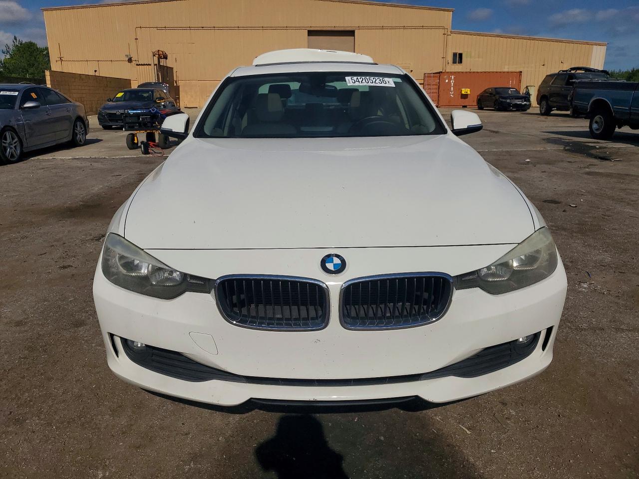 2013 Bmw 320 I Белый vin: WBA3B1C54DK128690