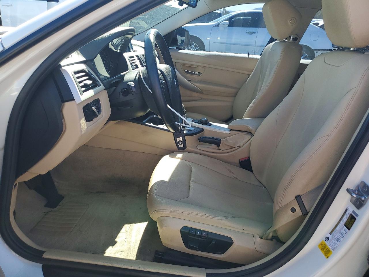 2015 Bmw 320 I Белый vin: WBA3B1C55FK139474