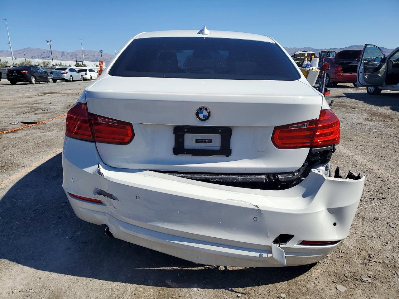 2015 Bmw 320 I Белый vin: WBA3B1C55FK139474