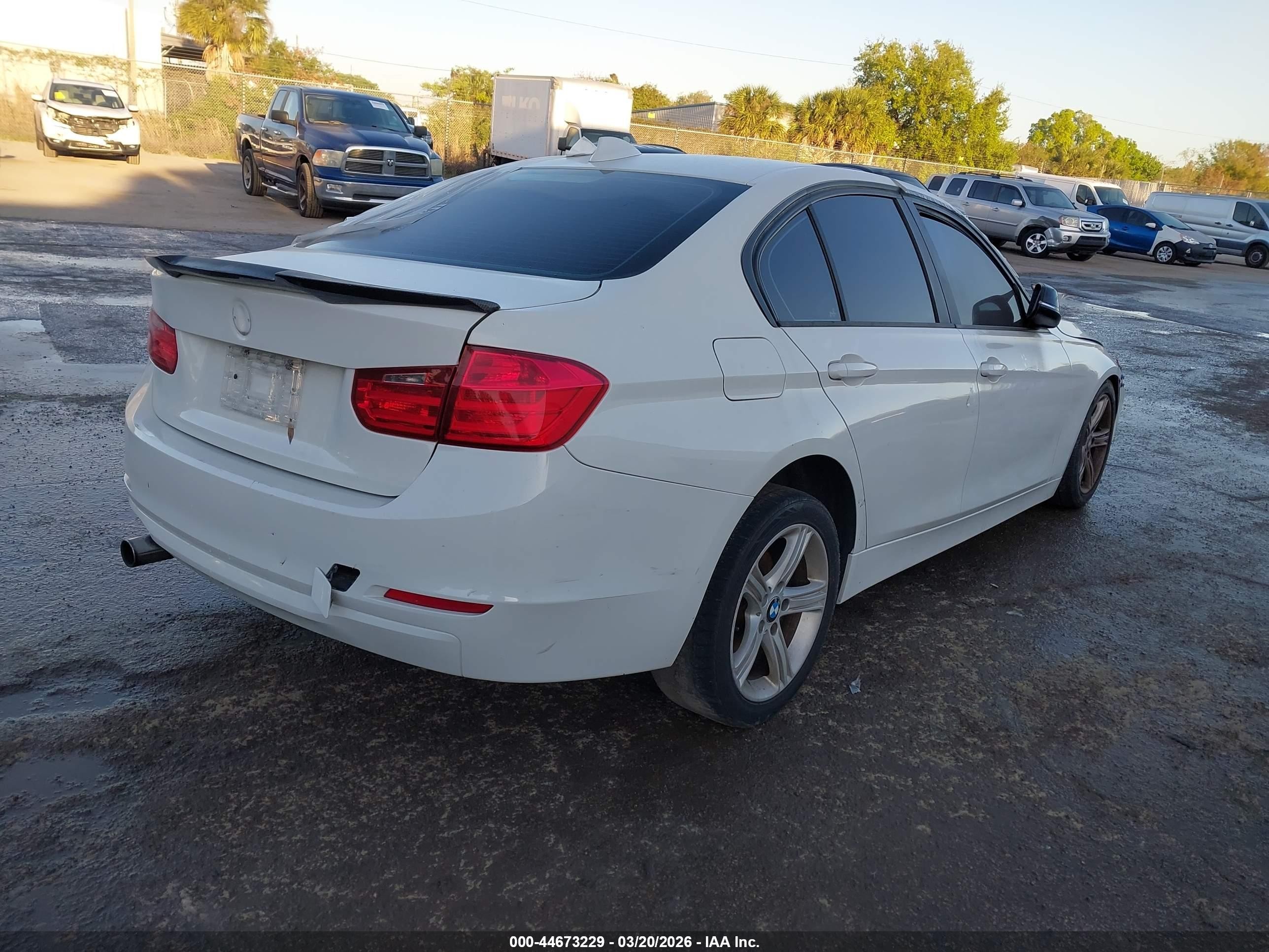 2013 Bmw 320i   White vin: WBA3B1C5XDF462084