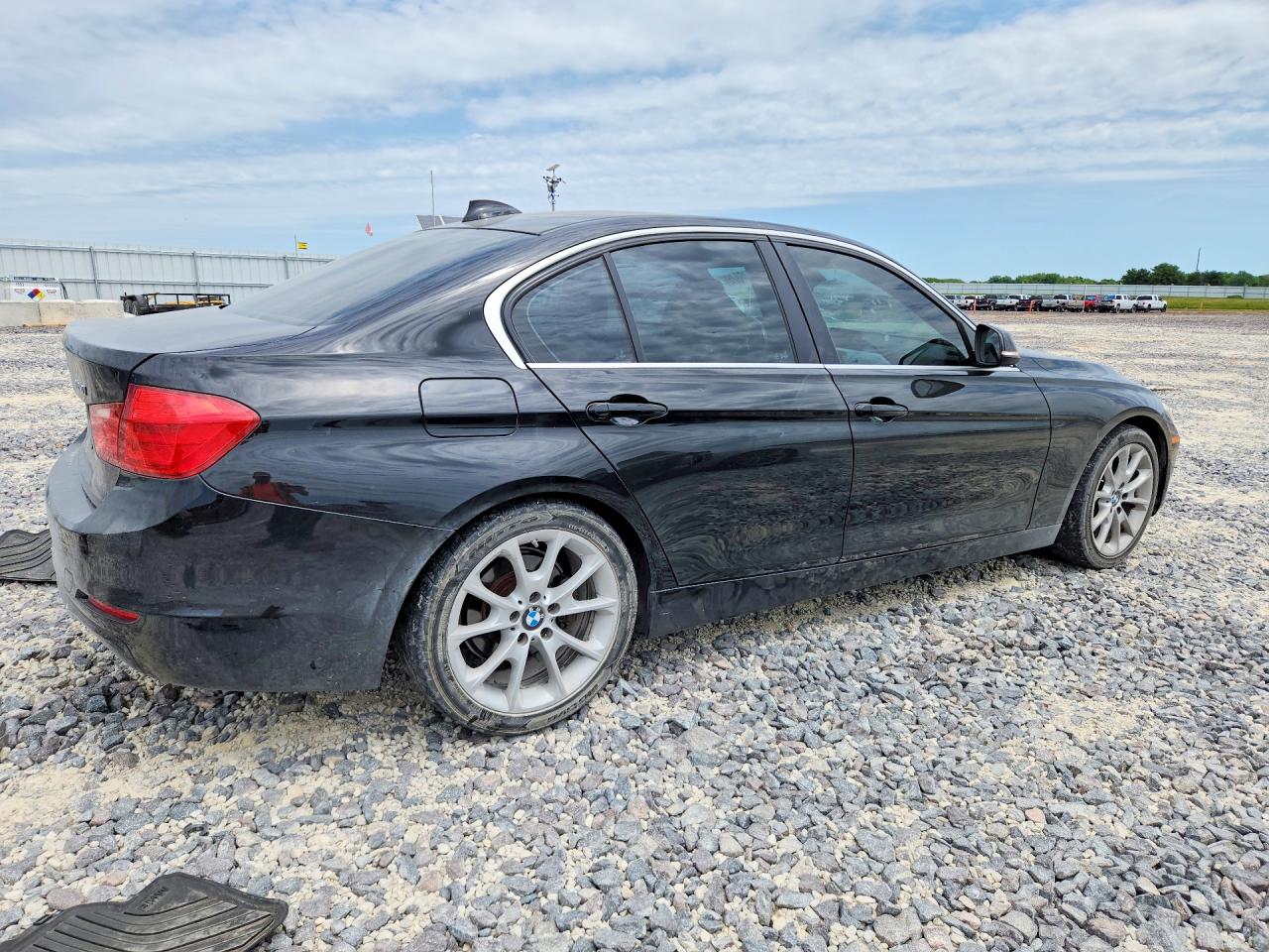 2015 Bmw 320 I Черный vin: WBA3B1G57FNT02389