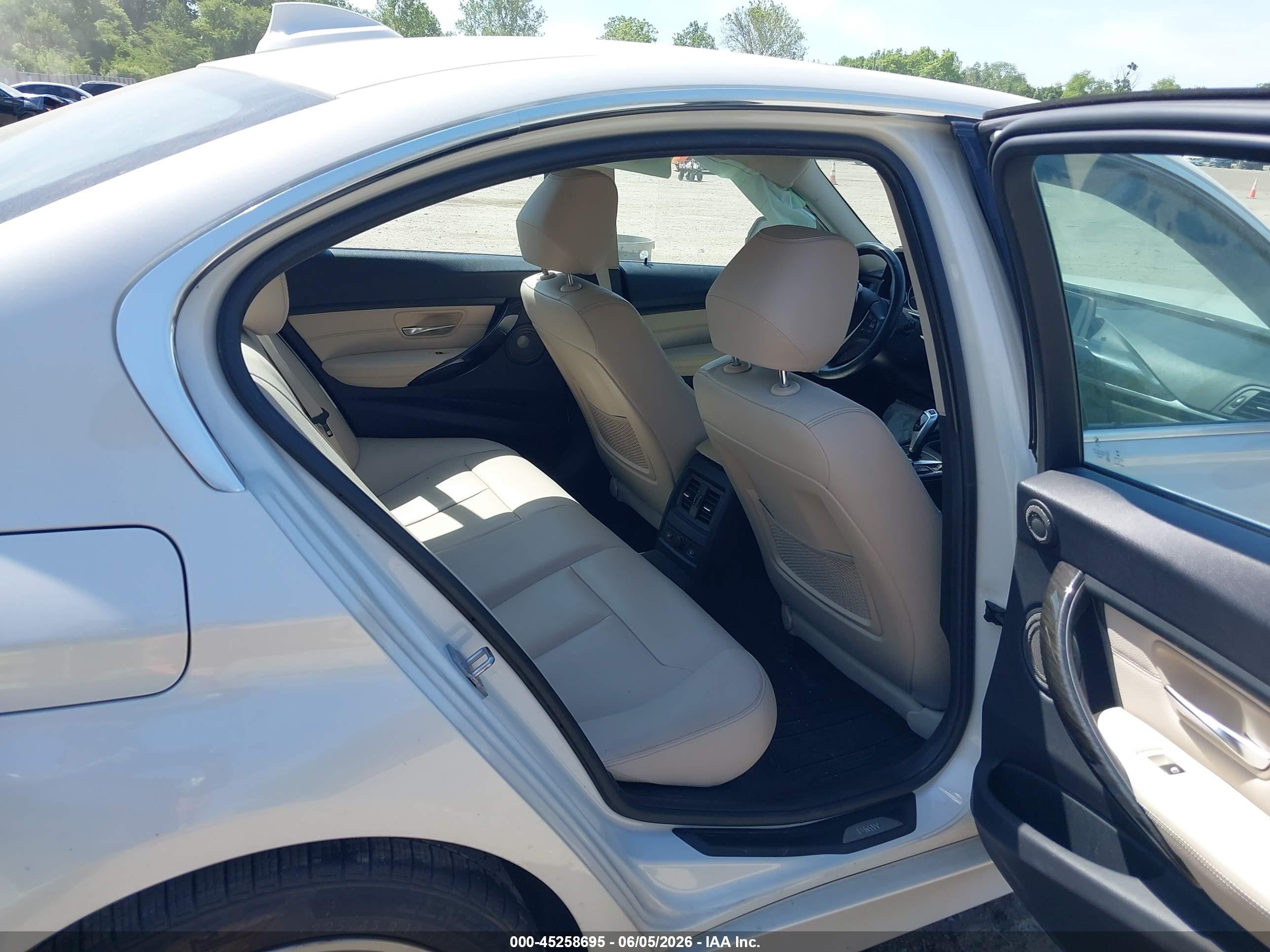 2015 Bmw 328i Xdrive Белый vin: WBA3B3G56FNT17283