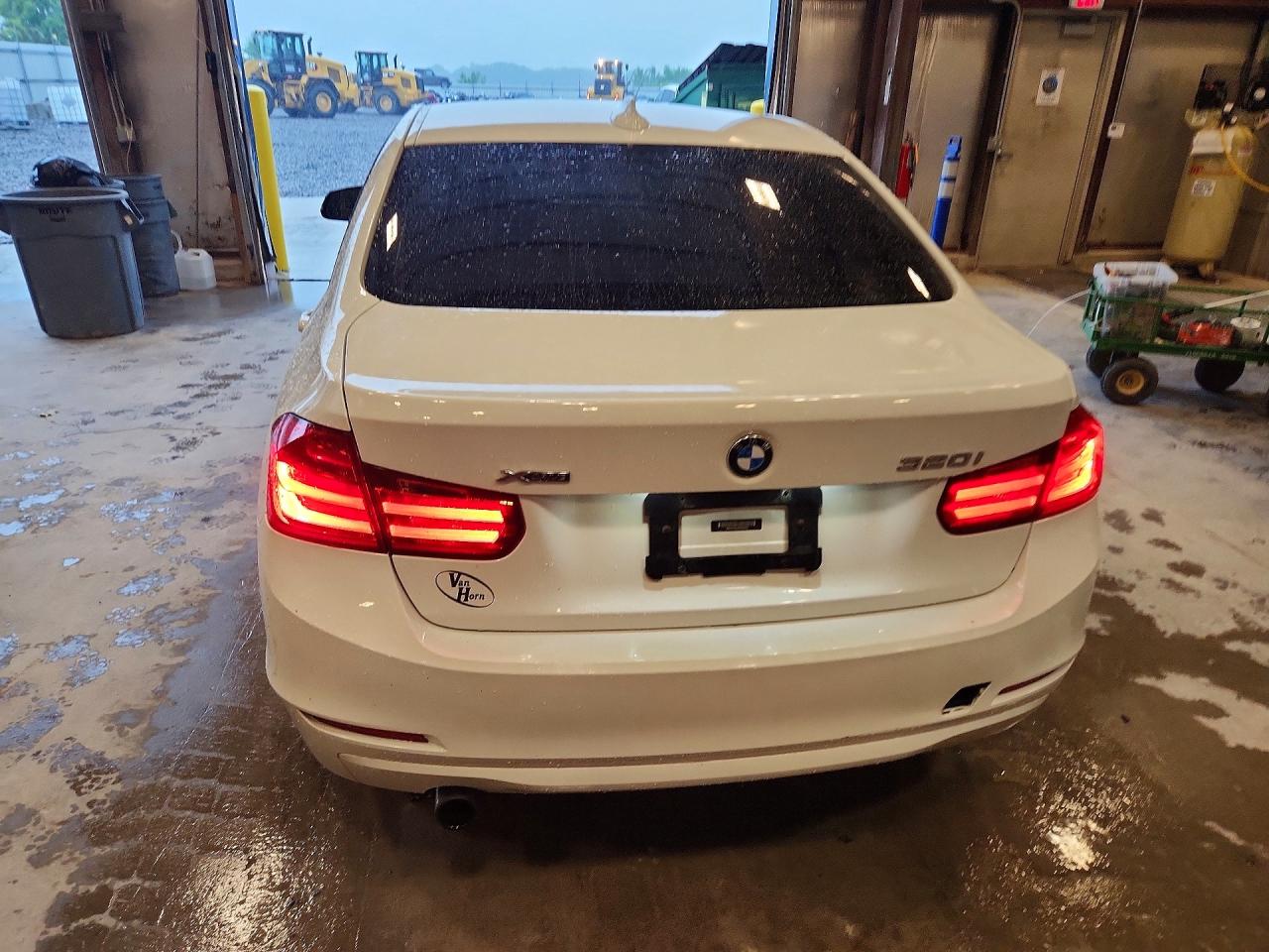 2015 Bmw 320 I Xdrive Белый vin: WBA3C3C54FP663579