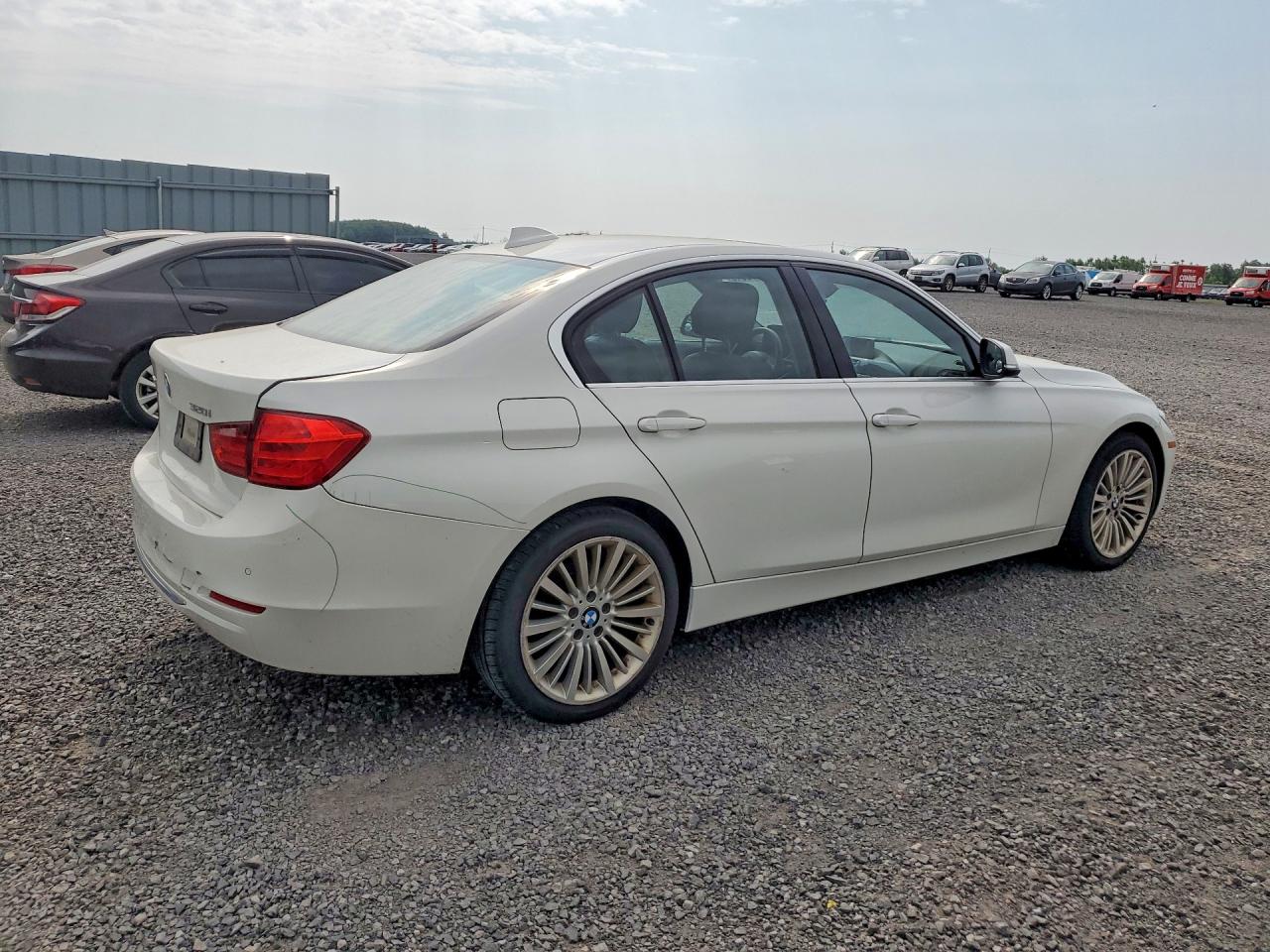 2015 Bmw 320 I Xdrive Белый vin: WBA3C3C56FK202980