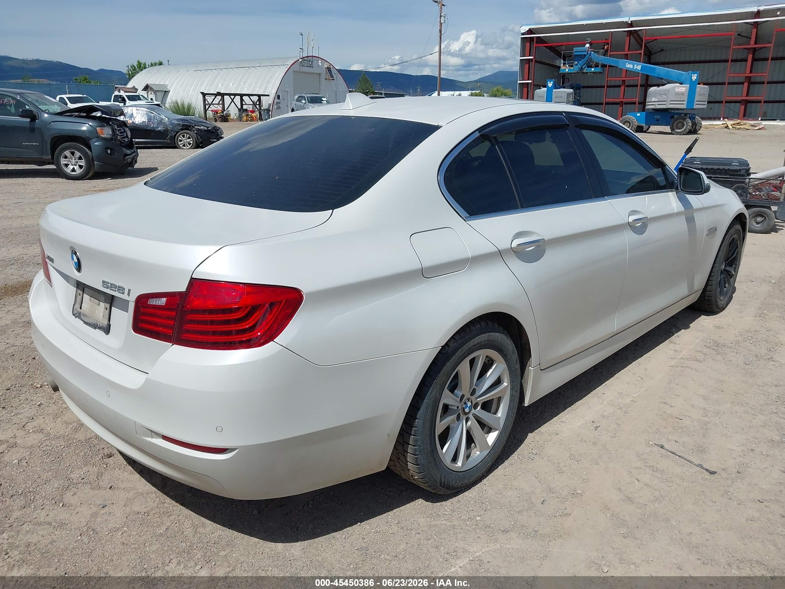 2015 Bmw 528i Xdrive White vin: WBA5A7C58FD624789