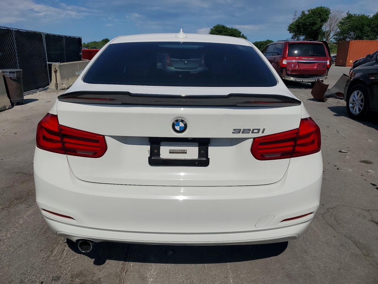 2018 Bmw 320 I Белый vin: WBA8E1G59JNU91293