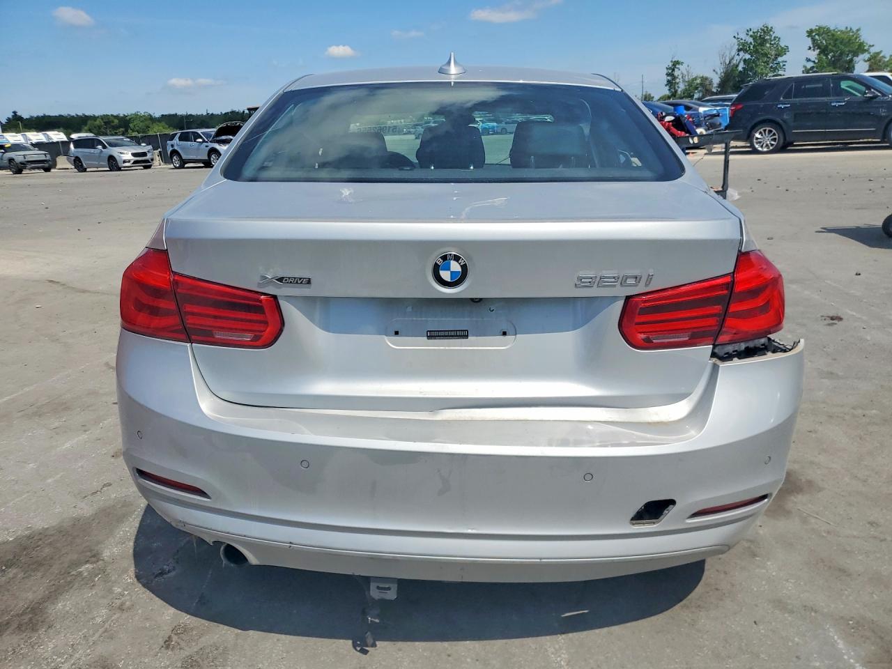 2017 Bmw 320 Xi Silver vin: WBA8E5G52HNU23077