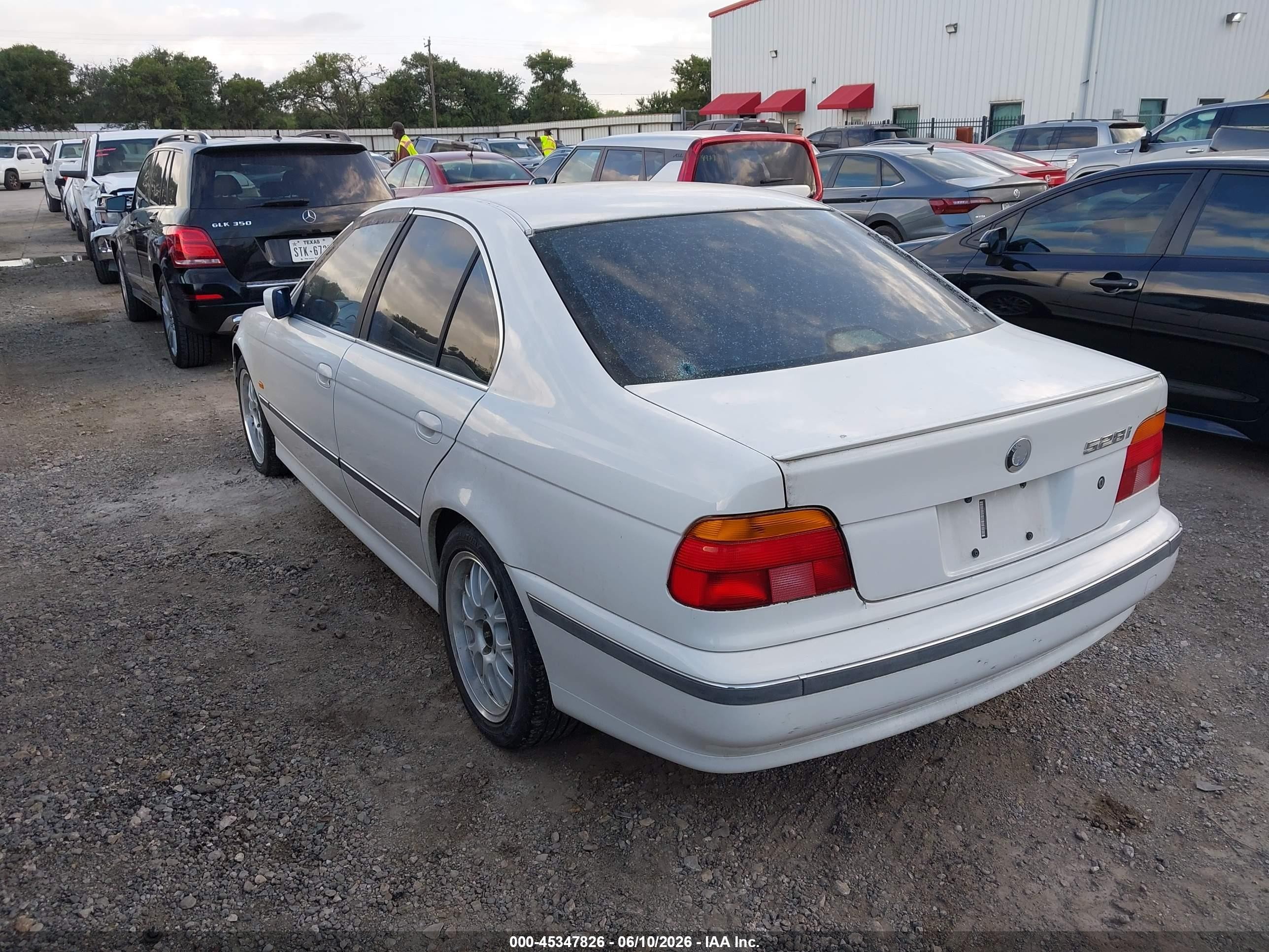 2000 Bmw 528ia   White vin: WBADM6341YGU17683