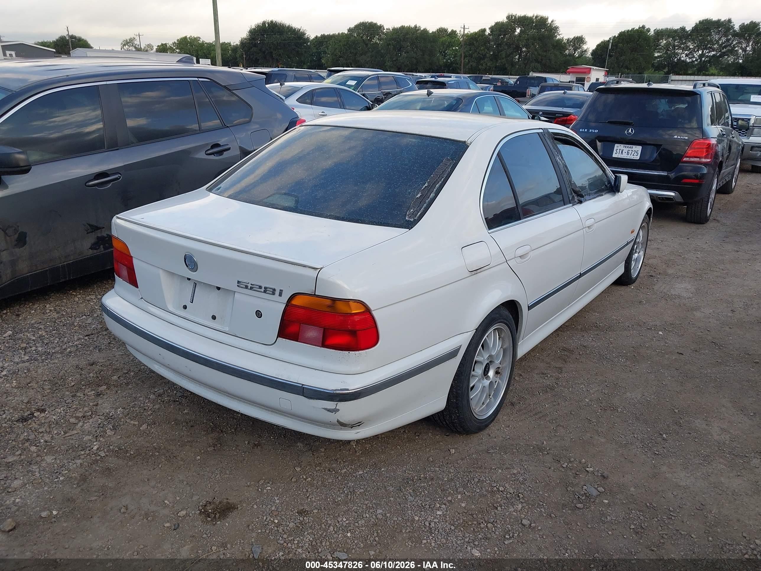 2000 Bmw 528ia   White vin: WBADM6341YGU17683