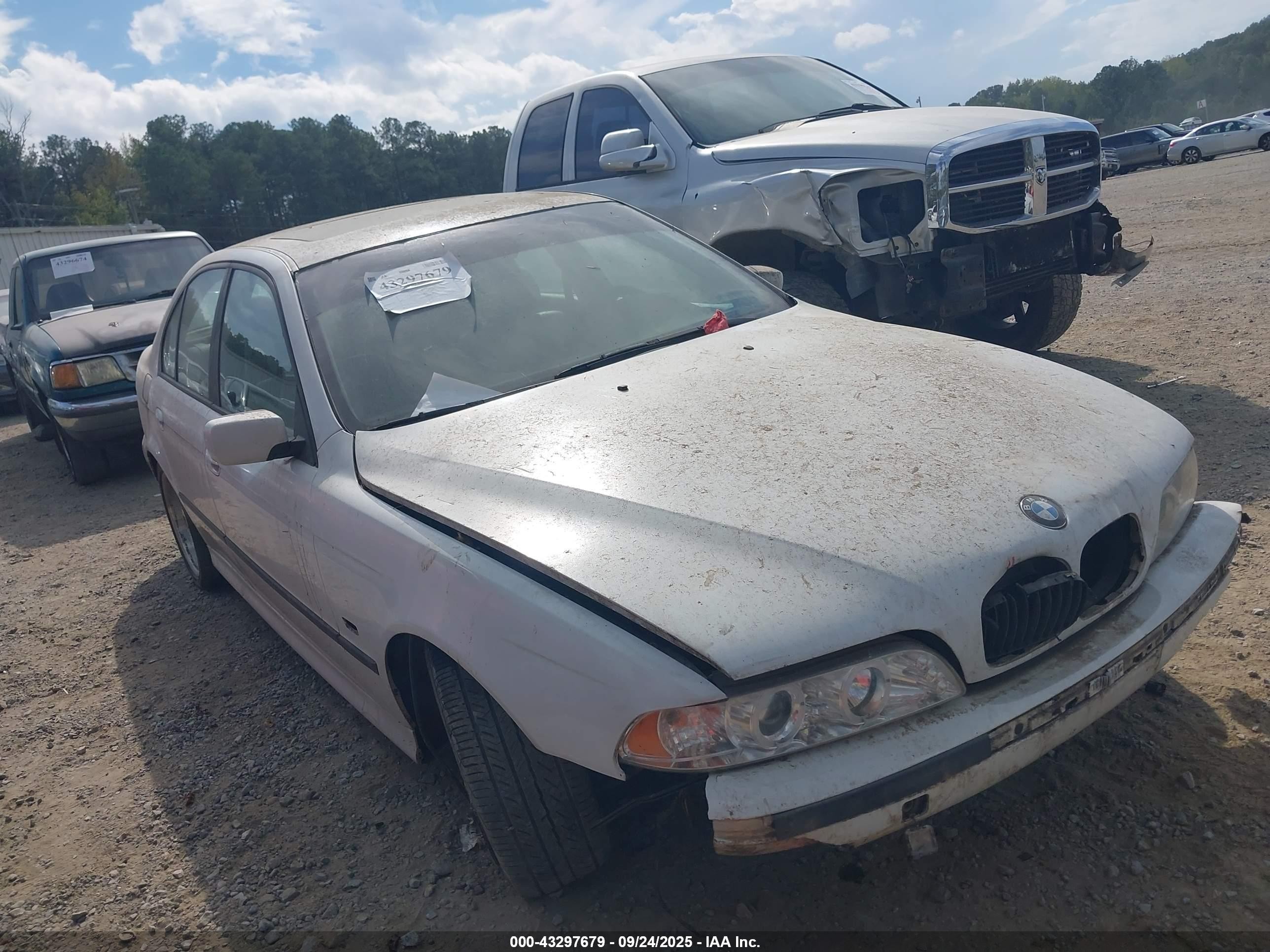 2000 Bmw 528ia   White vin: WBADM6342YGU08684