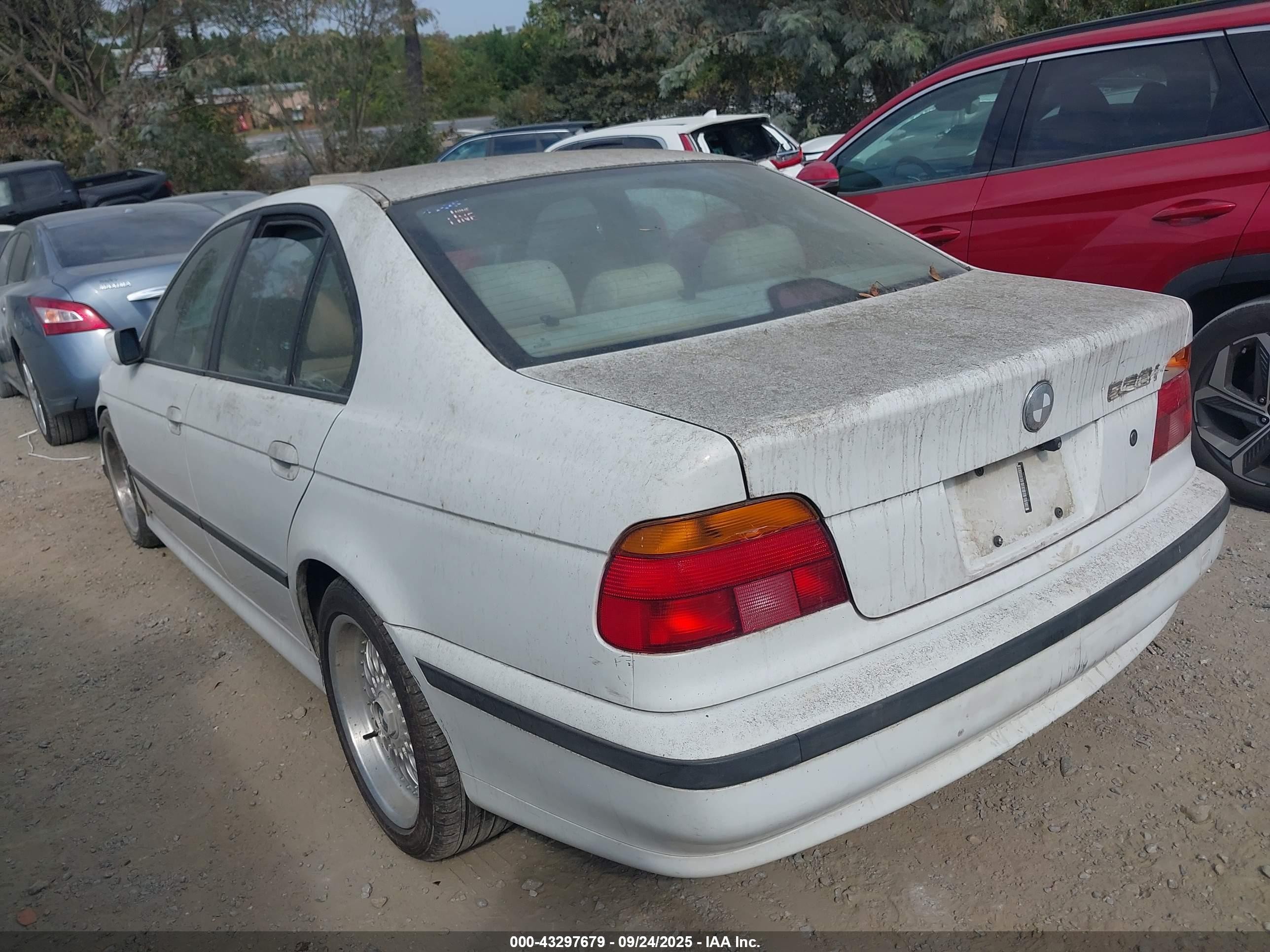 2000 Bmw 528ia   White vin: WBADM6342YGU08684