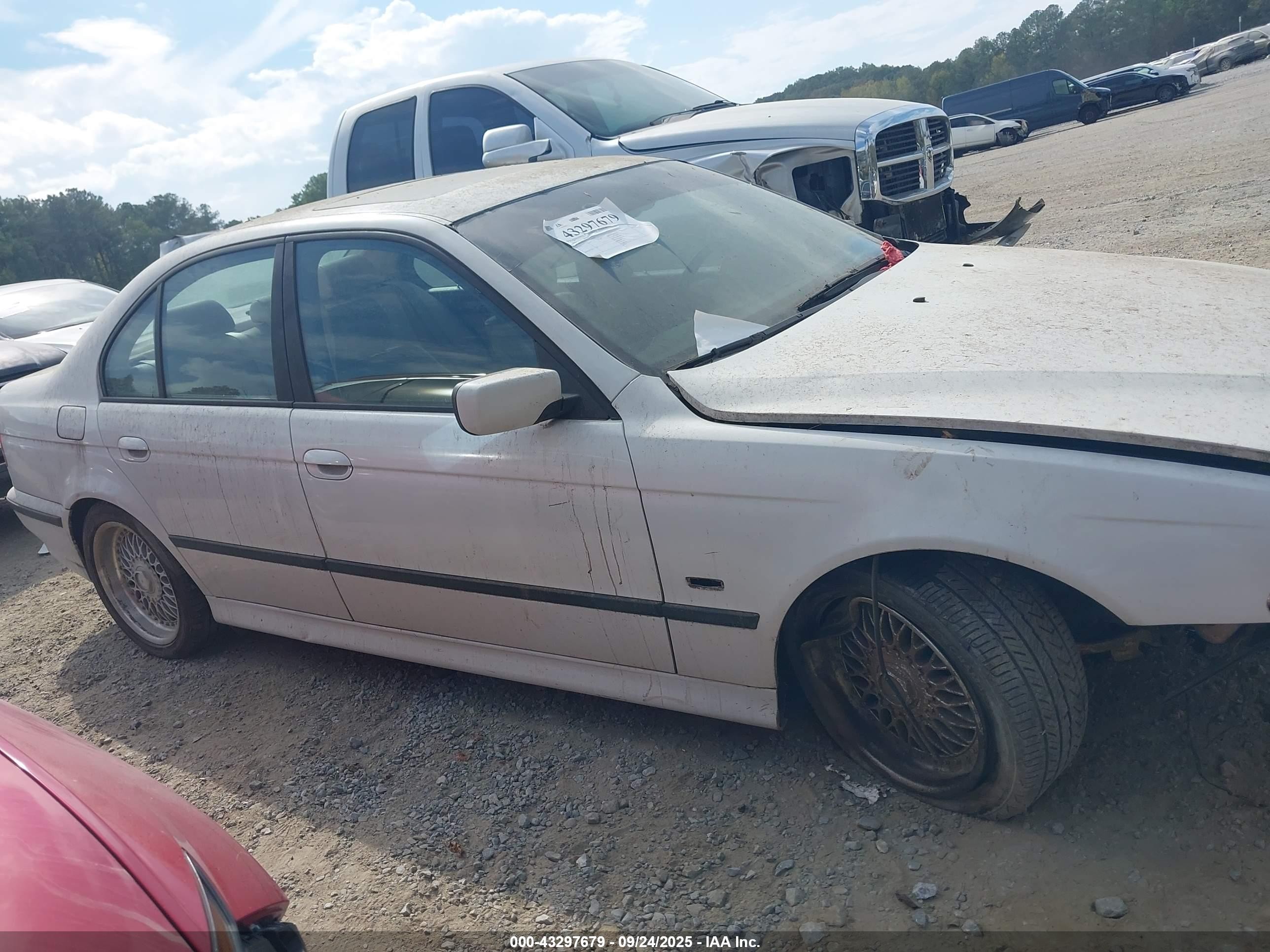 2000 Bmw 528ia   White vin: WBADM6342YGU08684