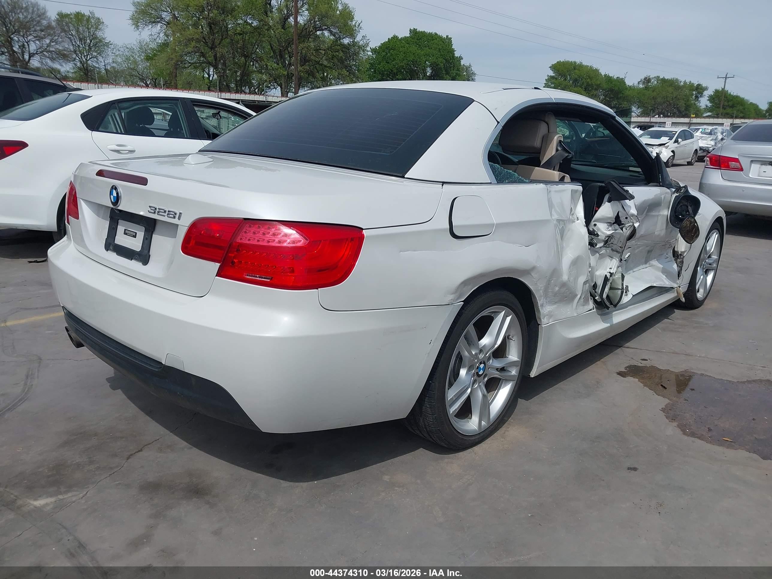2012 Bmw 328i   White vin: WBADW3C57CE821402