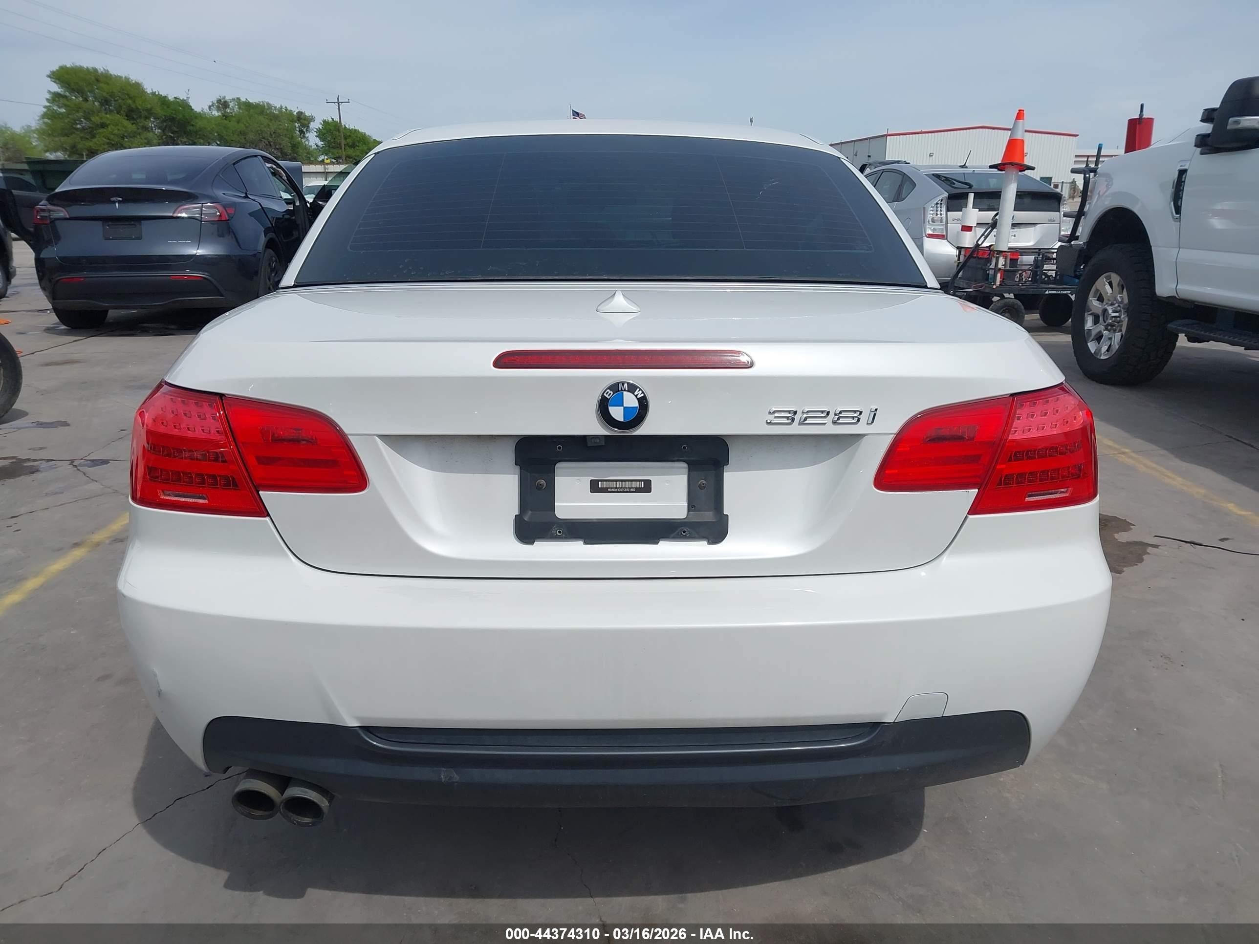 2012 Bmw 328i   White vin: WBADW3C57CE821402