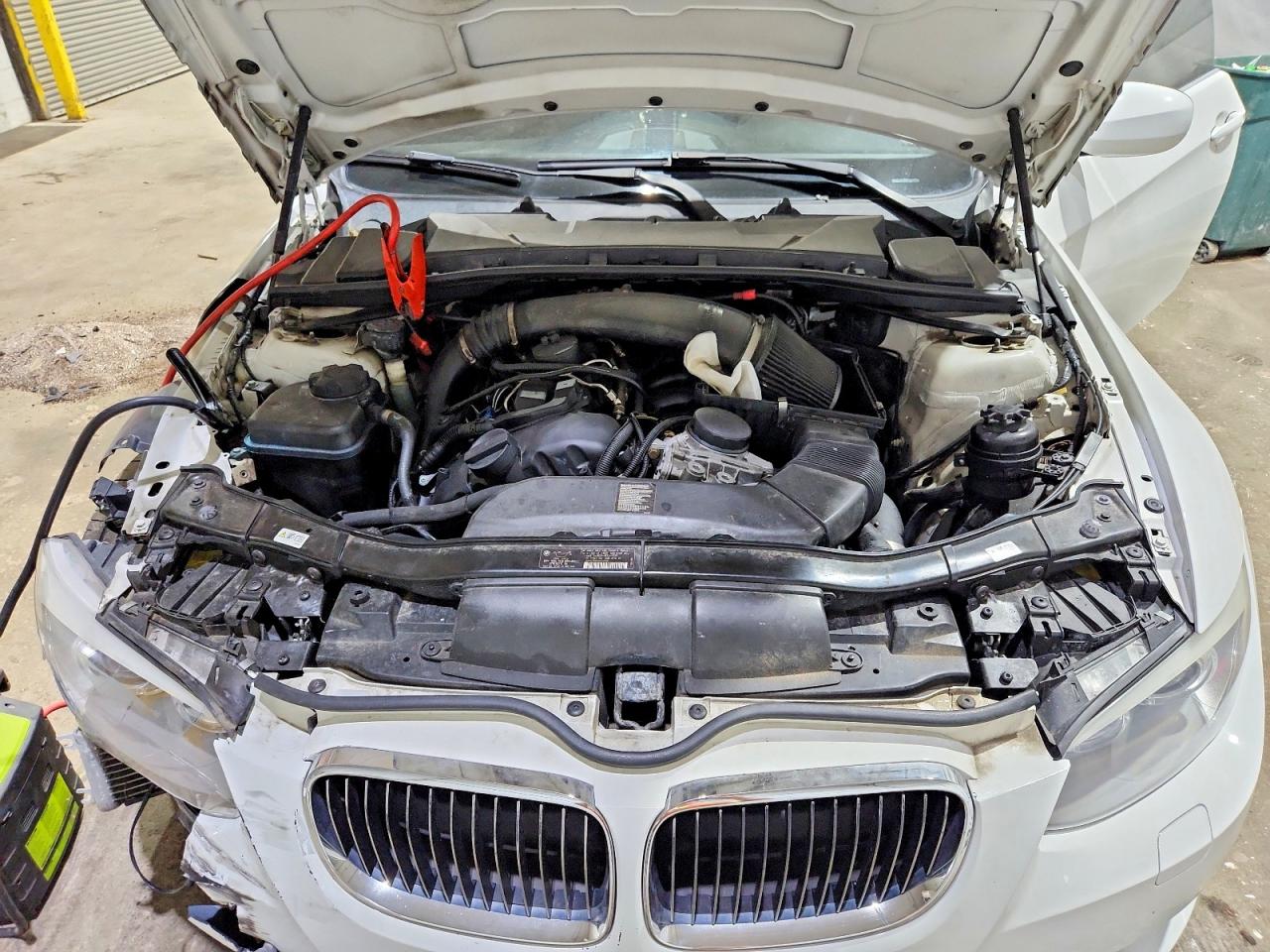 2013 Bmw 335 I Белый vin: WBADX7C57DJ588814