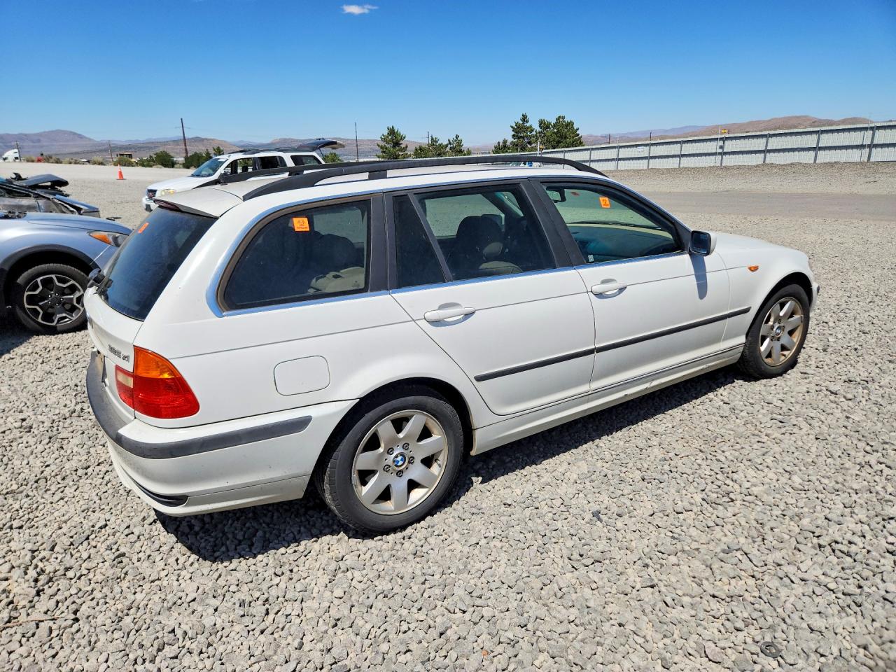 2002 Bmw 325 Xit White vin: WBAEP33472PF00748