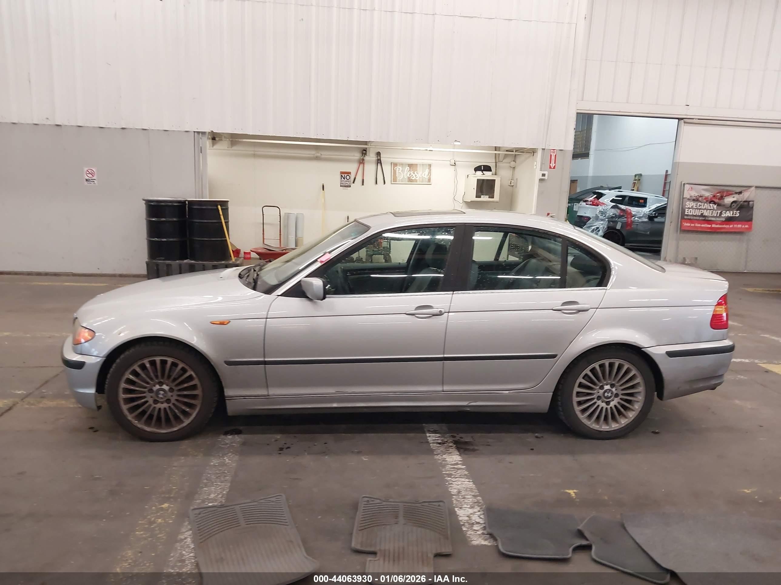 2002 Bmw 330i   Silver vin: WBAEV534X2KM17939