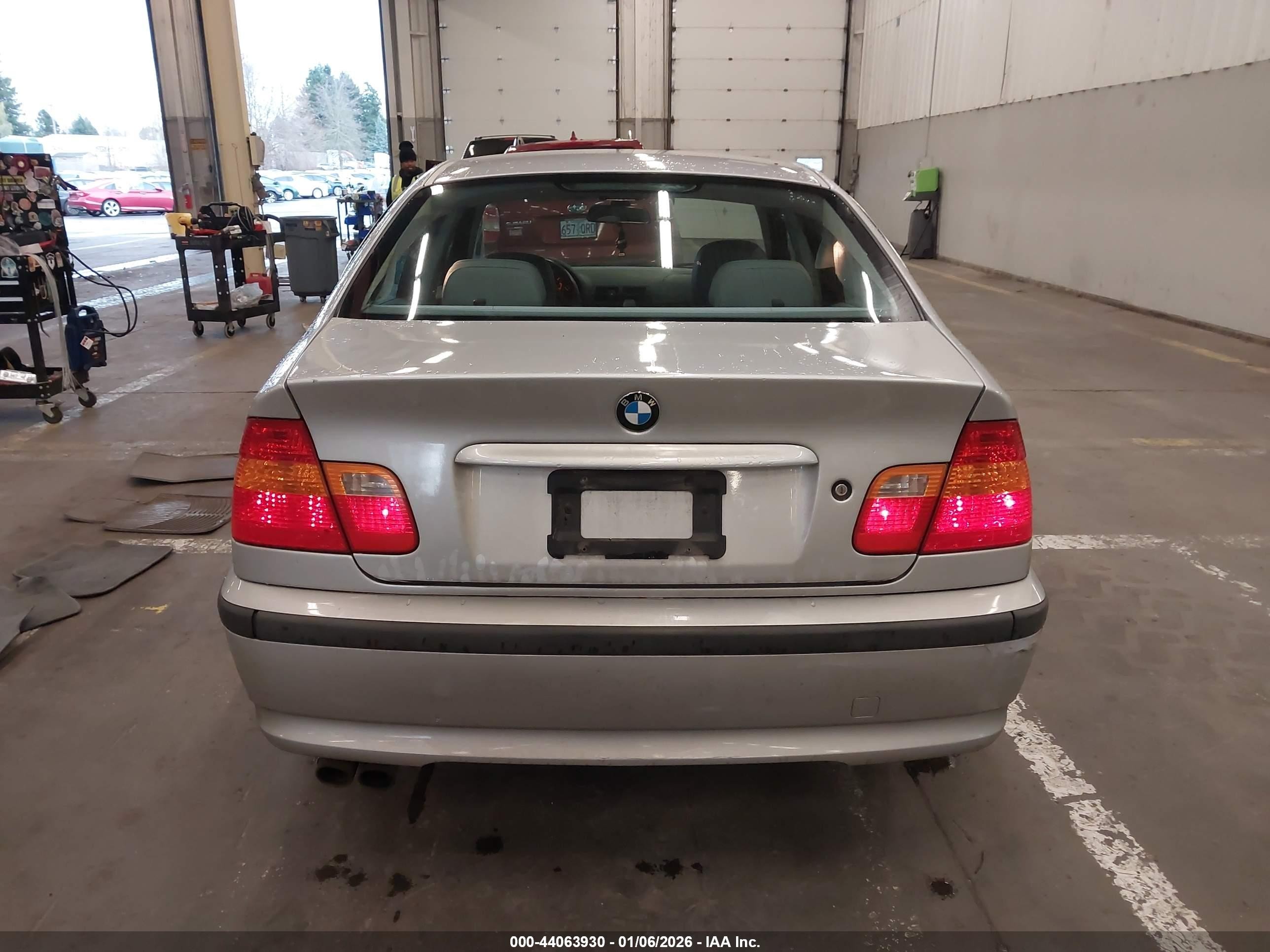 2002 Bmw 330i   Silver vin: WBAEV534X2KM17939