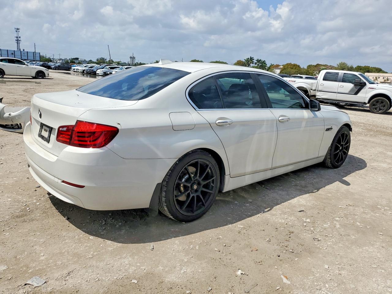 2011 Bmw Motorrad 528 White vin: WBAFR1C55BC748075