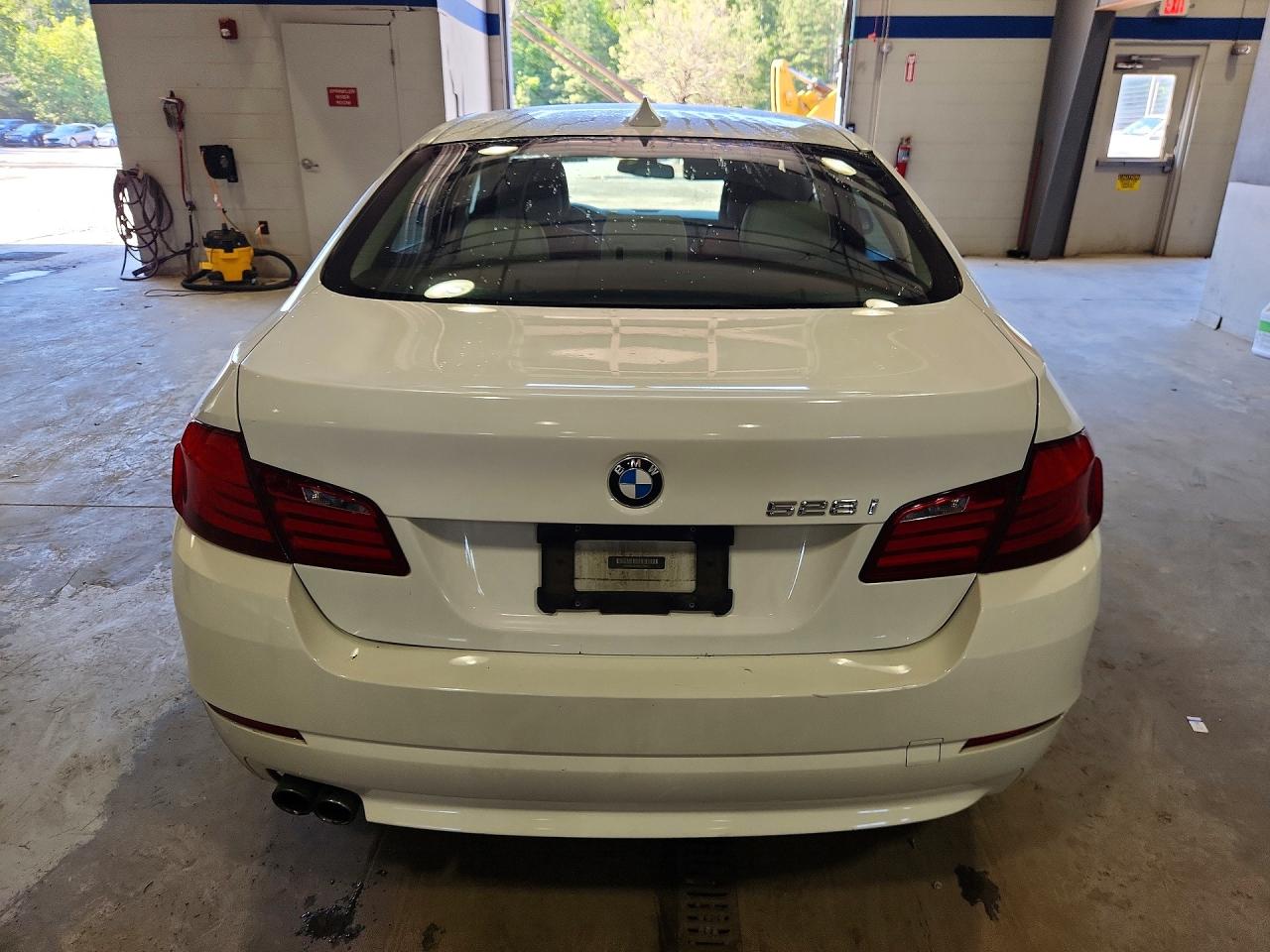 2011 Bmw 528 I White vin: WBAFR1C59BC750511