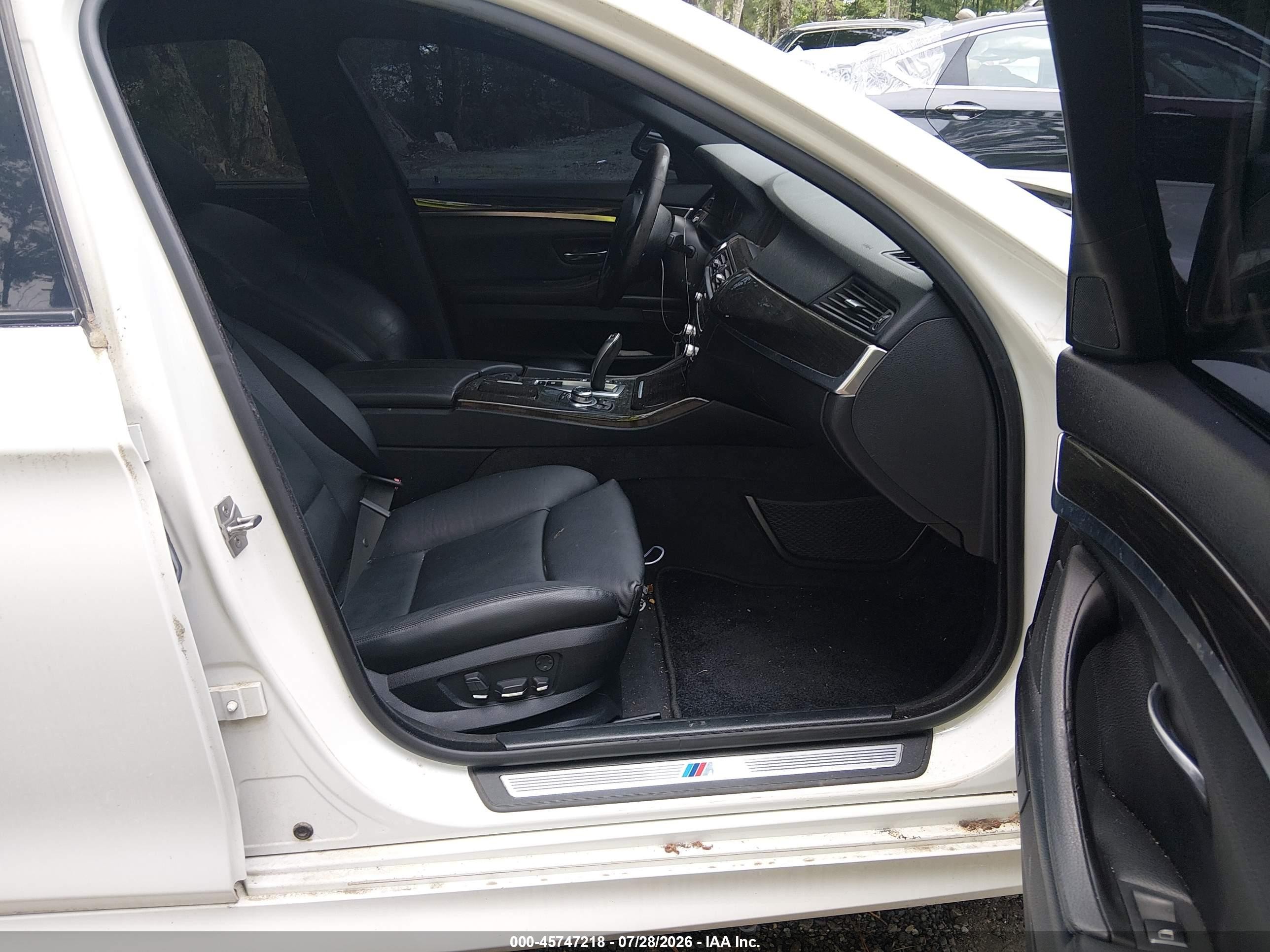 2011 Bmw 535i Xdrive Белый vin: WBAFU7C50BC779431
