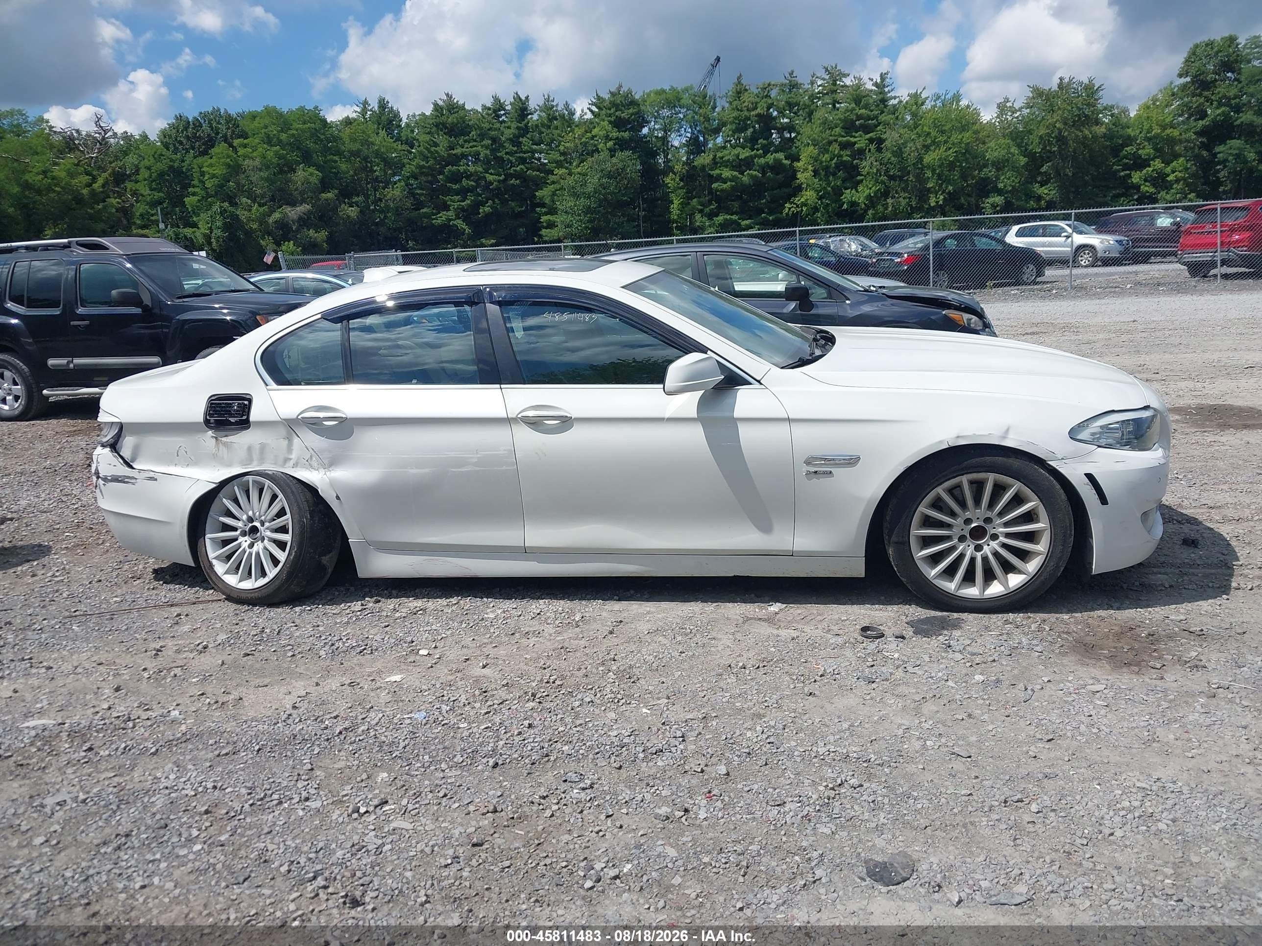 2011 Bmw 535i Xdrive White vin: WBAFU7C52BC780922