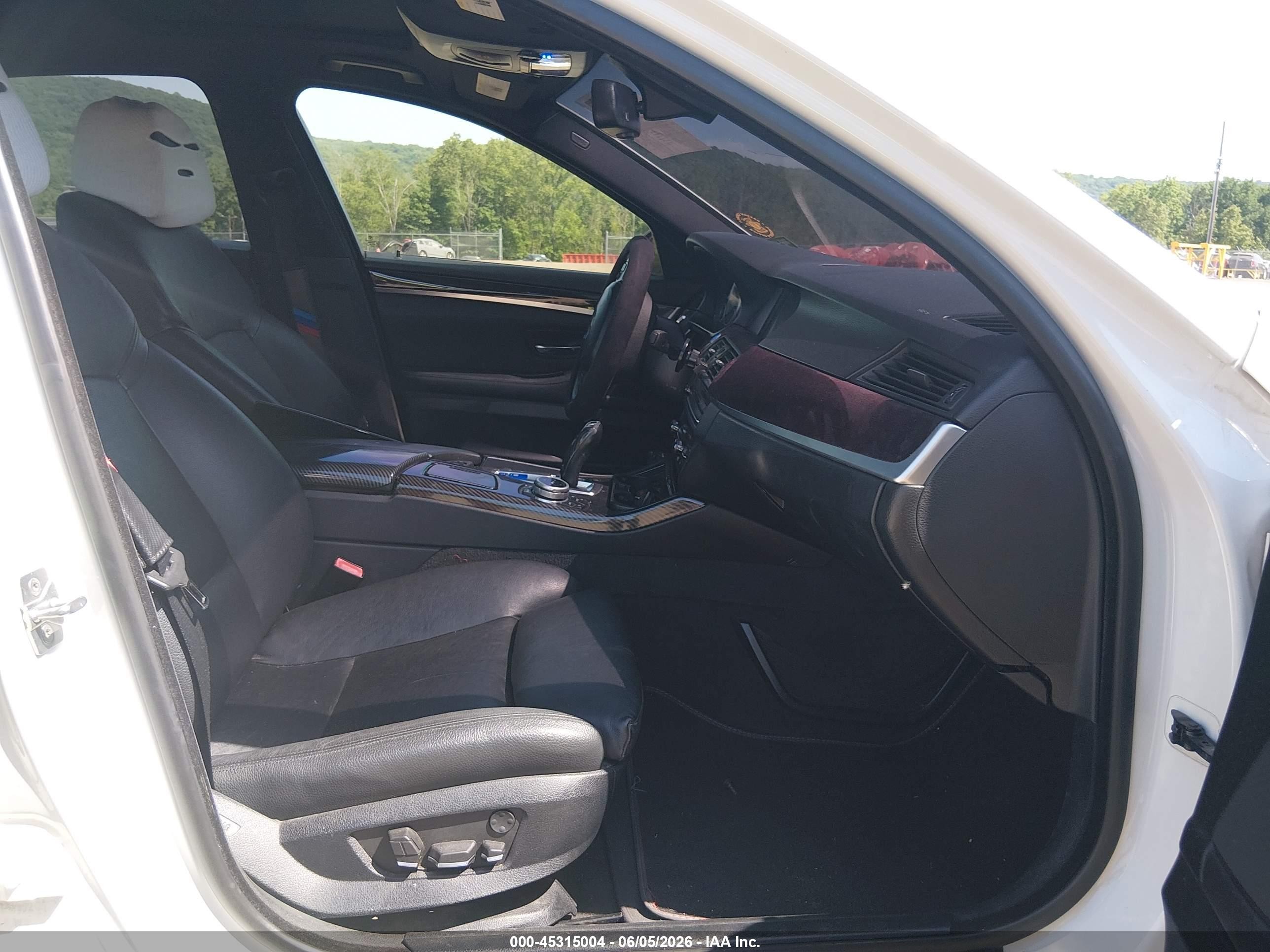 2012 Bmw 535i Xdrive White vin: WBAFU7C5XCDU59318