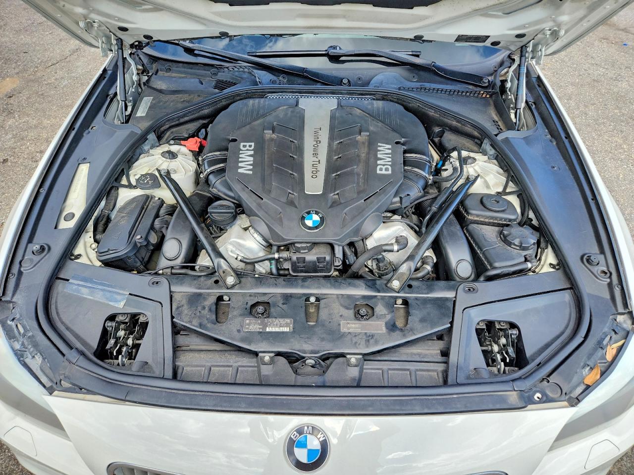 2011 Bmw 550 Xi White vin: WBAFU9C57BC786176