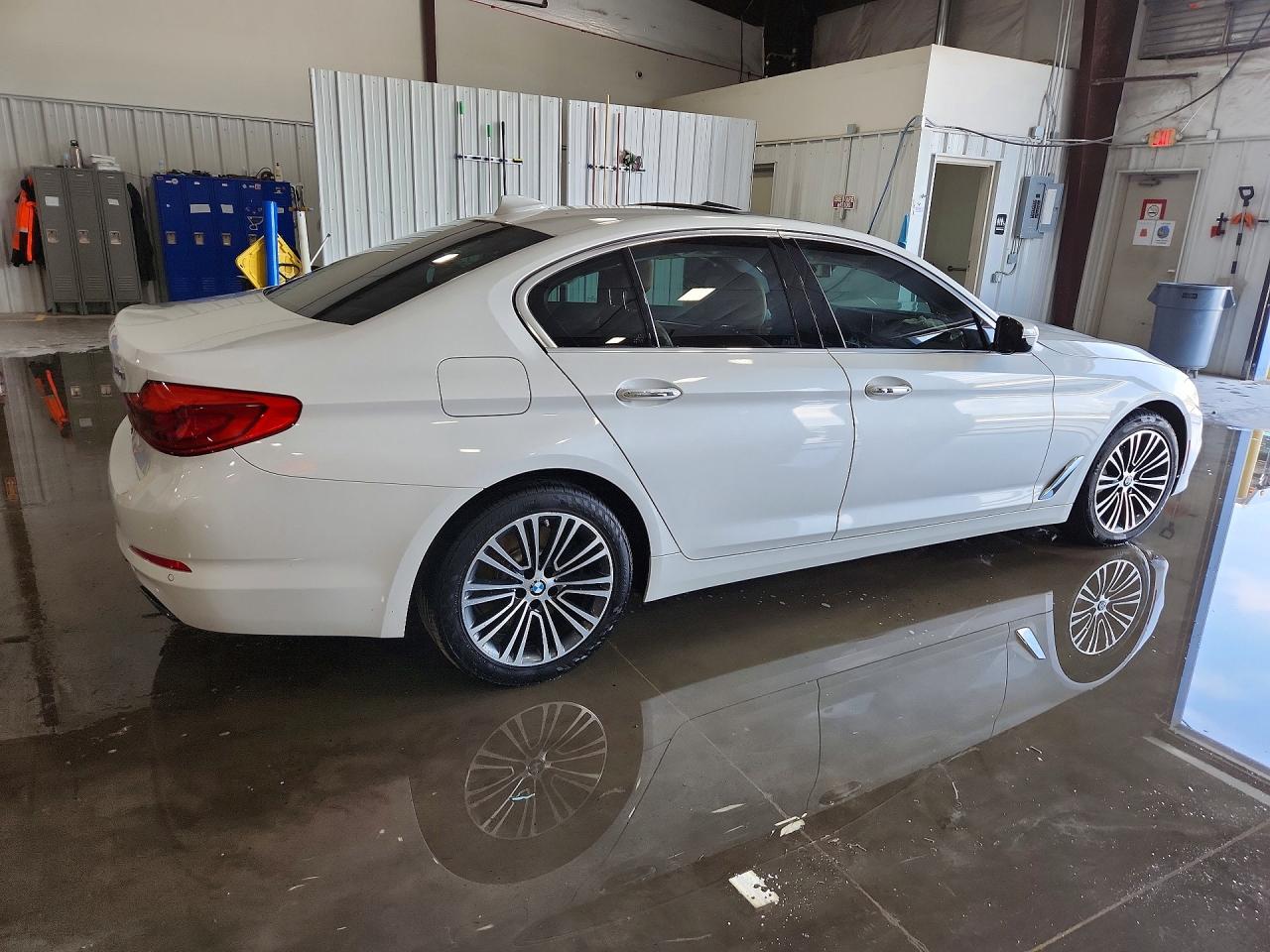 2018 Bmw 540 Xi Белый vin: WBAJE7C54JG891292