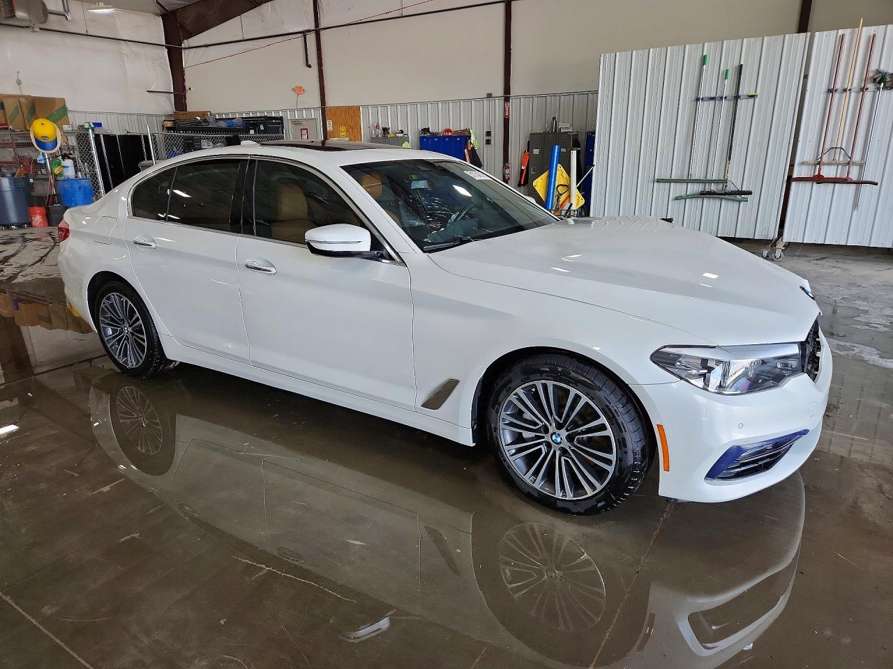 2018 Bmw 540 Xi Белый vin: WBAJE7C54JG891292