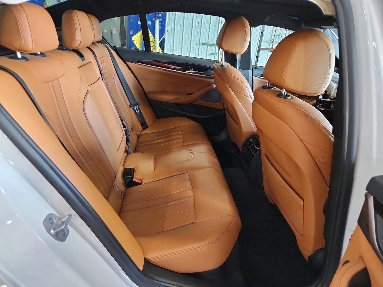 2018 Bmw 540 Xi Белый vin: WBAJE7C54JG891292