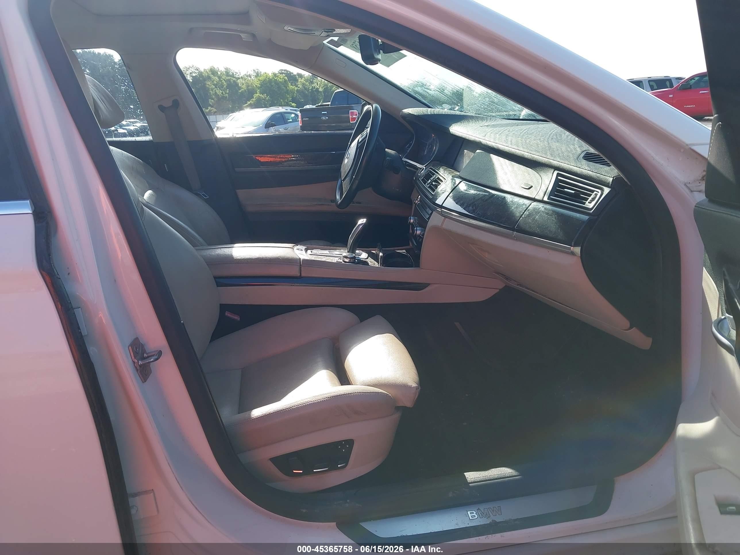 2011 Bmw 740i   White vin: WBAKA4C51BC392439