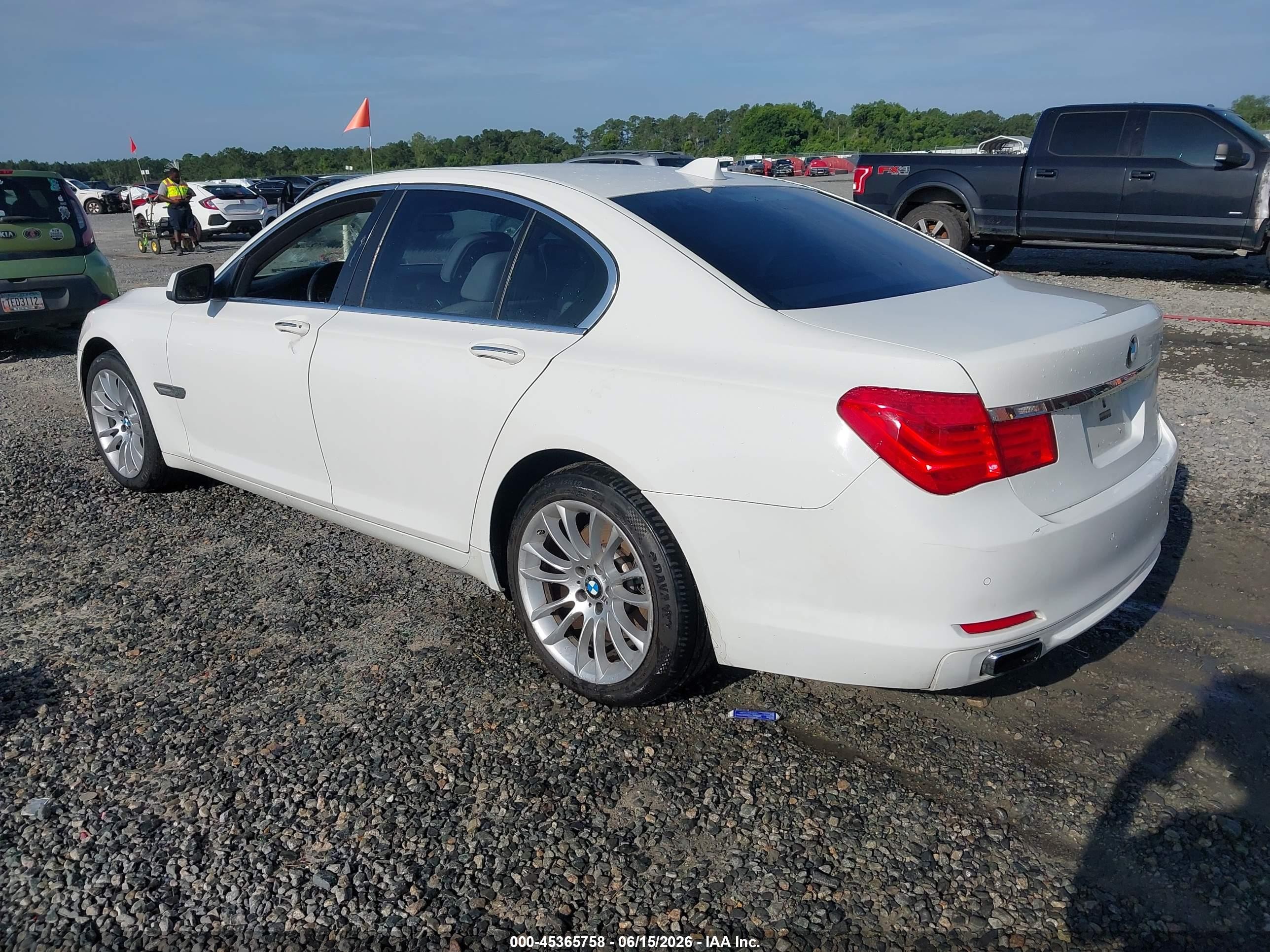 2011 Bmw 740i   White vin: WBAKA4C51BC392439