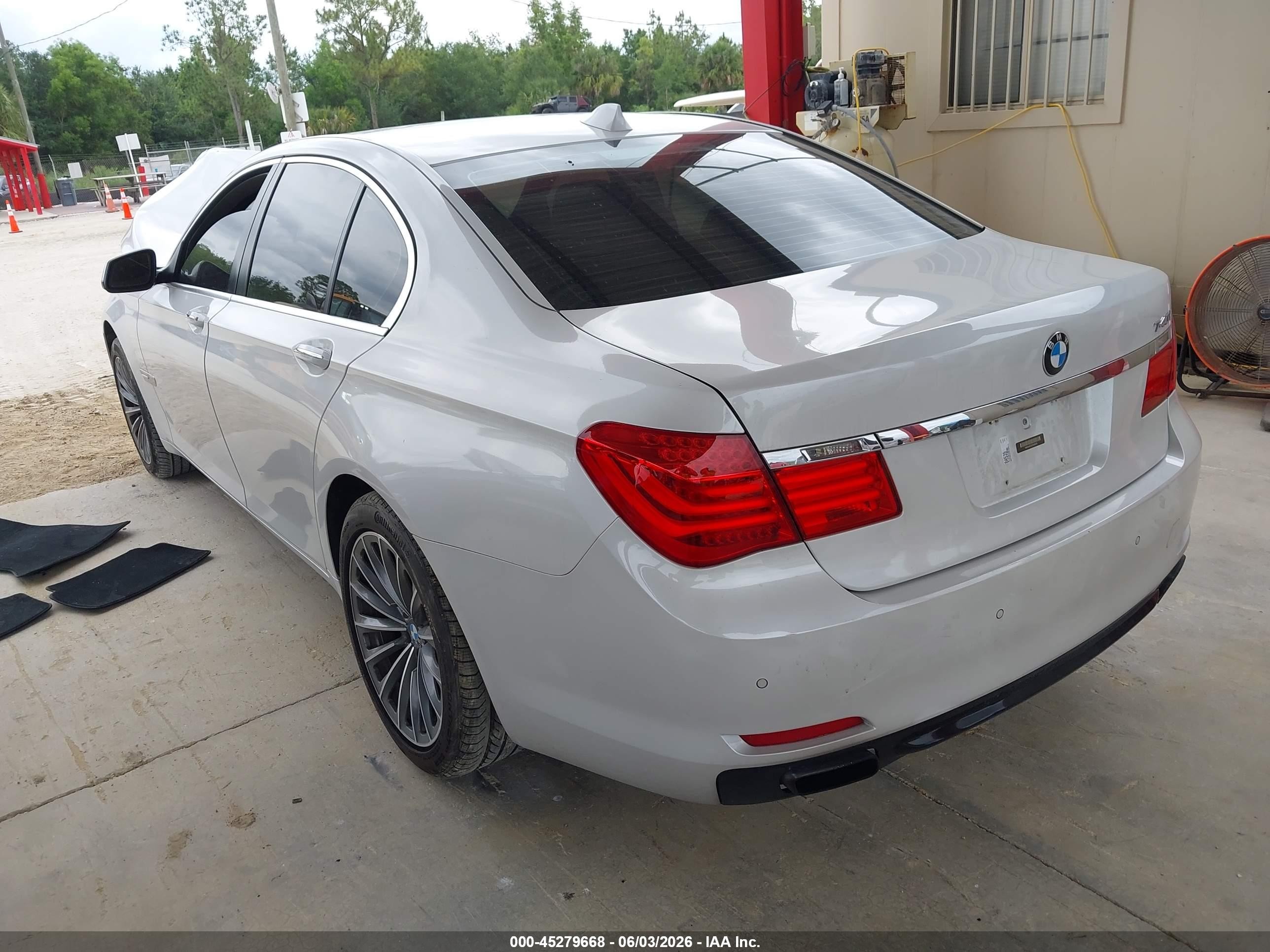 2012 Bmw 740i   White vin: WBAKA4C53CDS99076