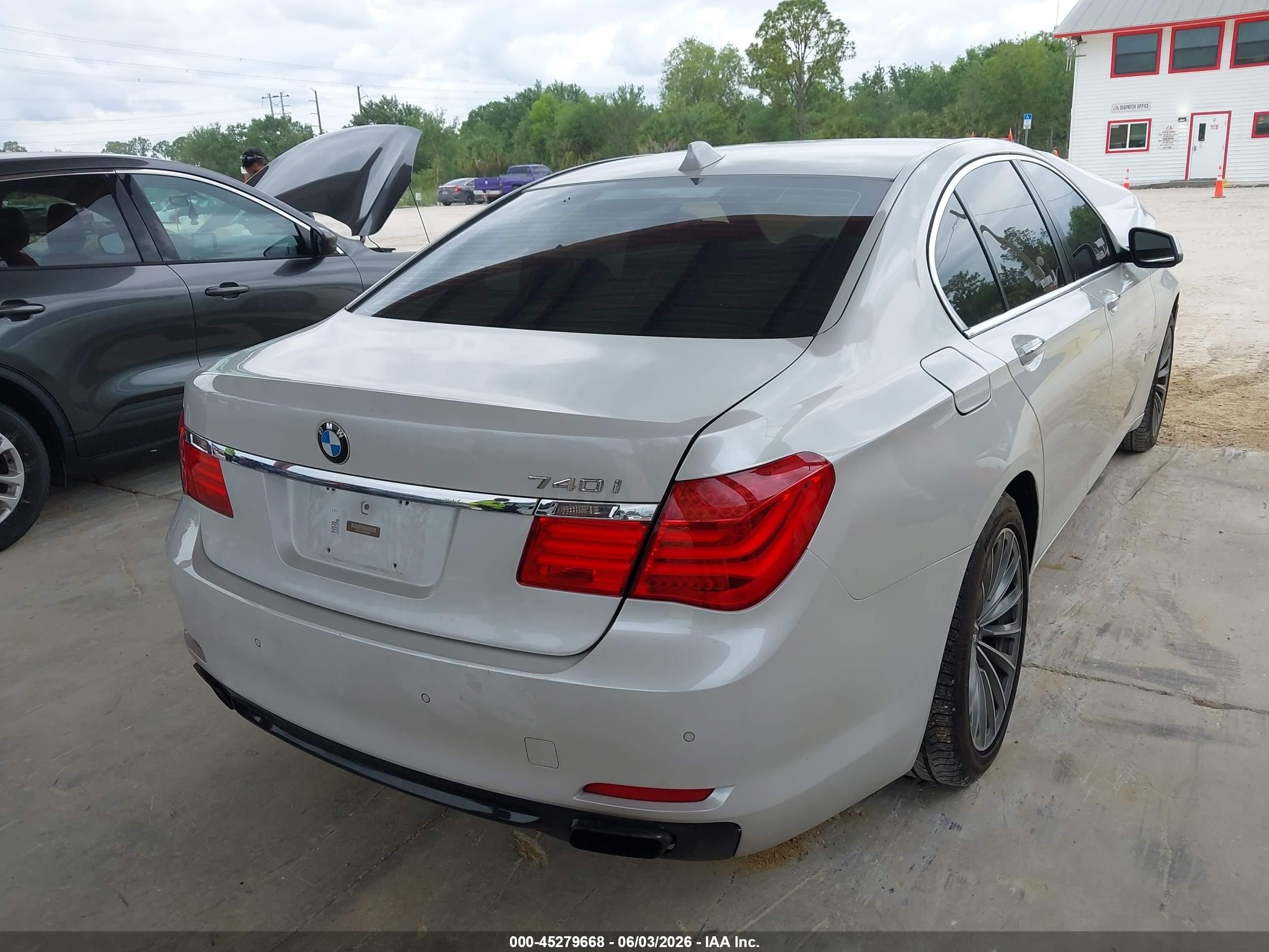2012 Bmw 740i   White vin: WBAKA4C53CDS99076