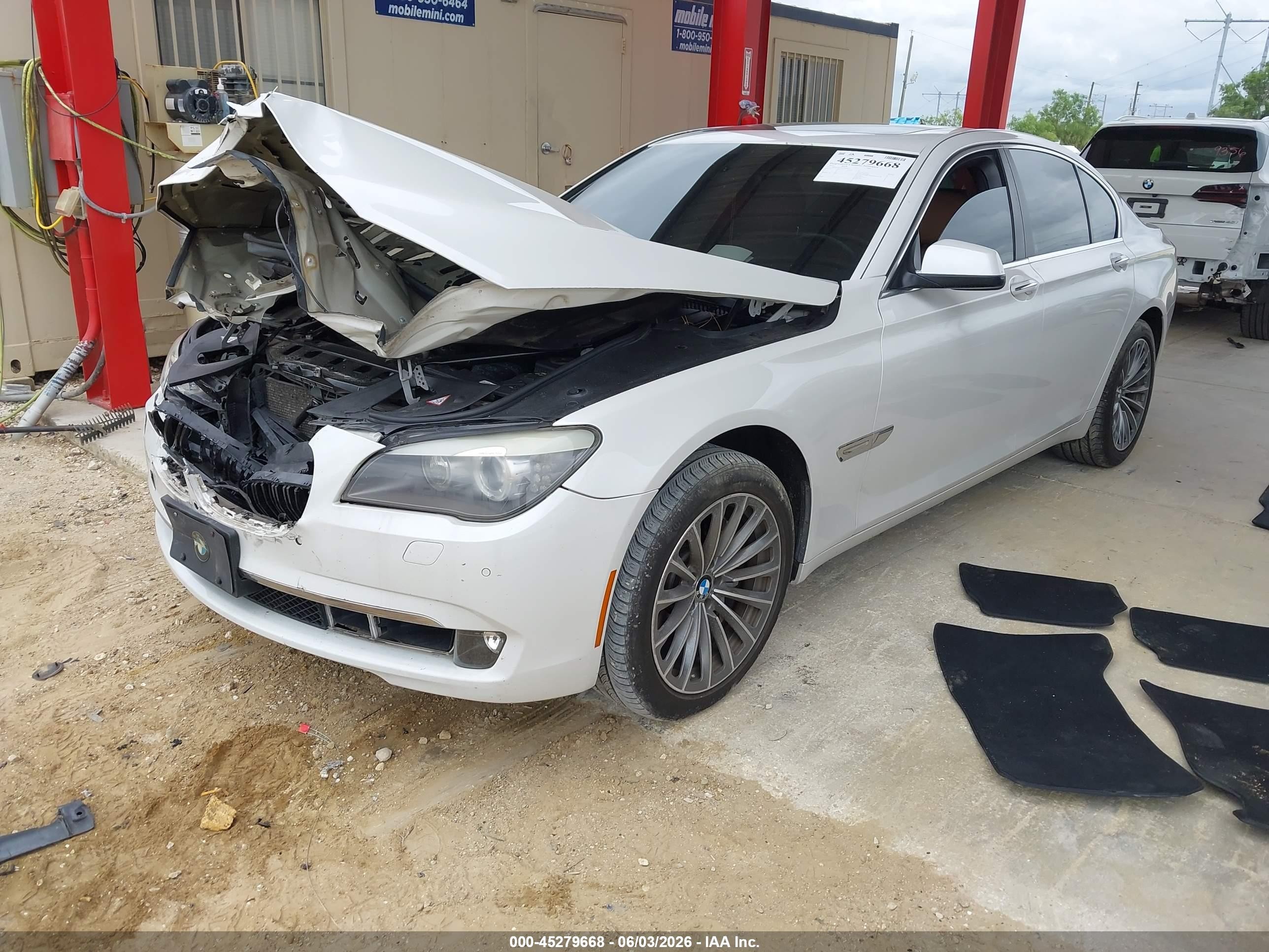 2012 Bmw 740i   White vin: WBAKA4C53CDS99076