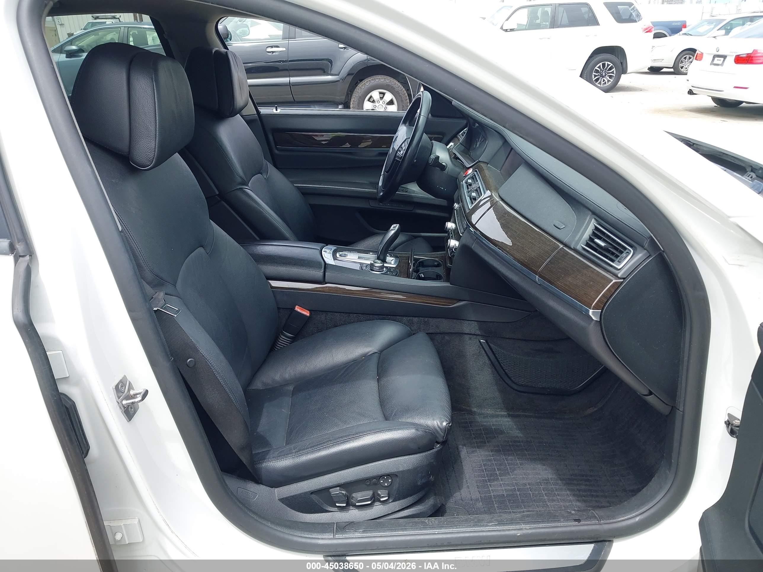 2011 Bmw 740i   White vin: WBAKA4C58BC392275