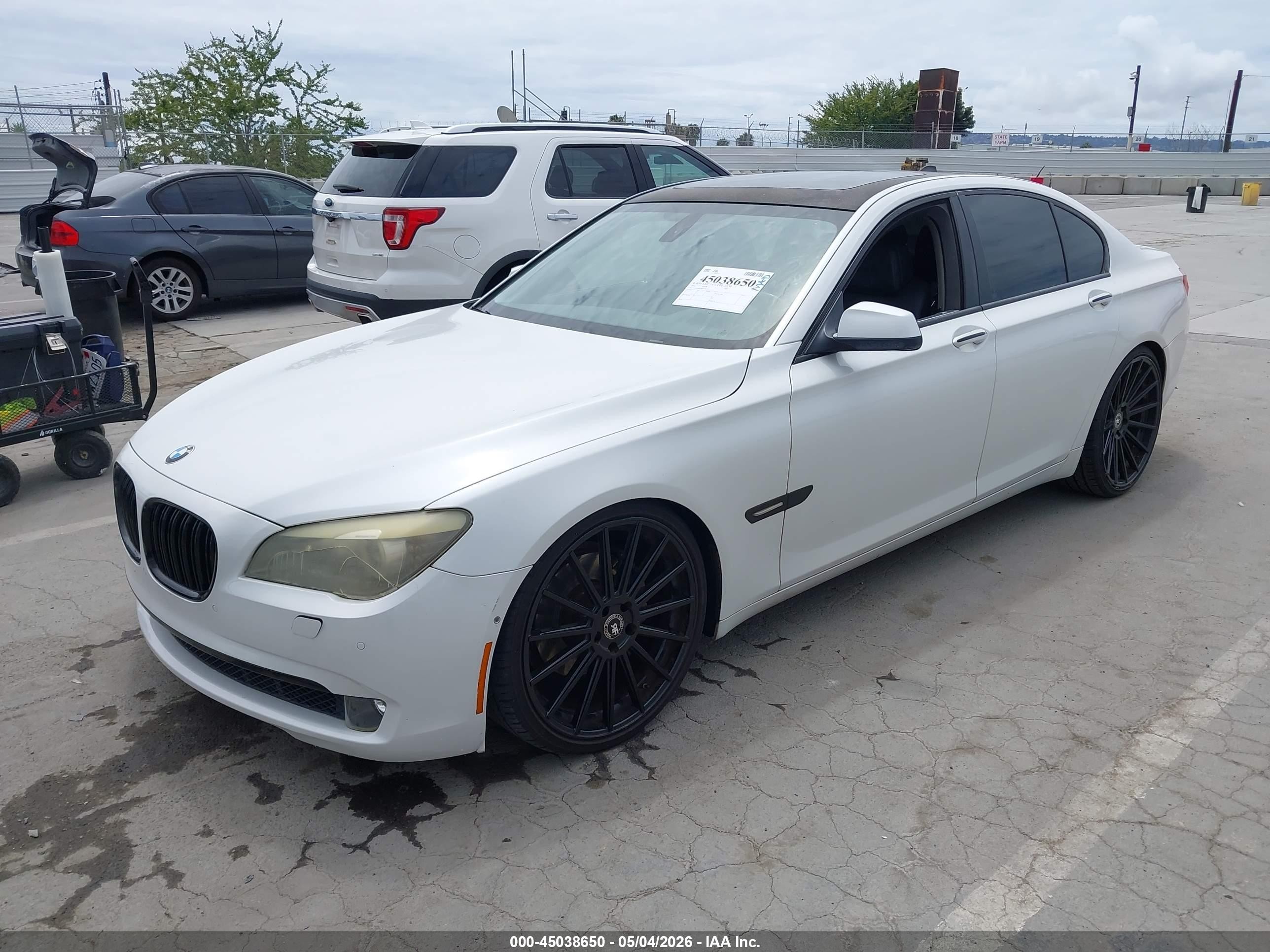 2011 Bmw 740i   White vin: WBAKA4C58BC392275