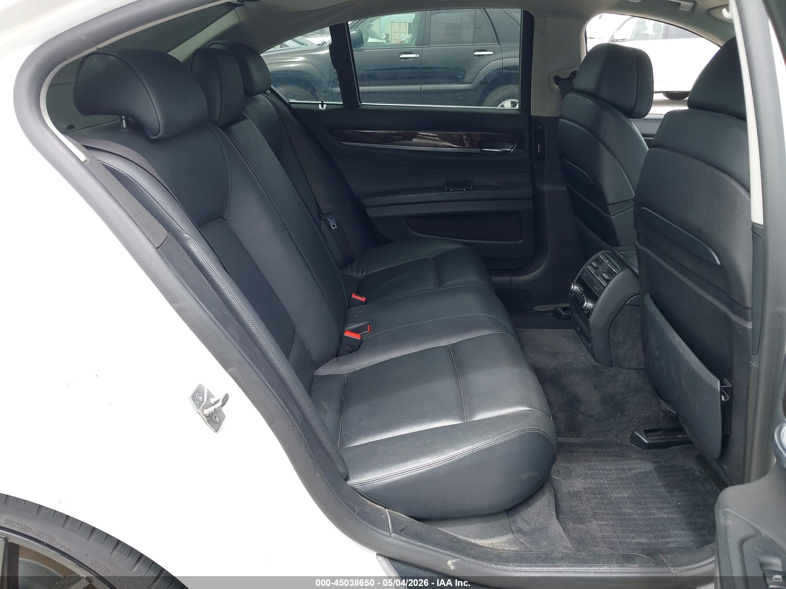 2011 Bmw 740i   White vin: WBAKA4C58BC392275