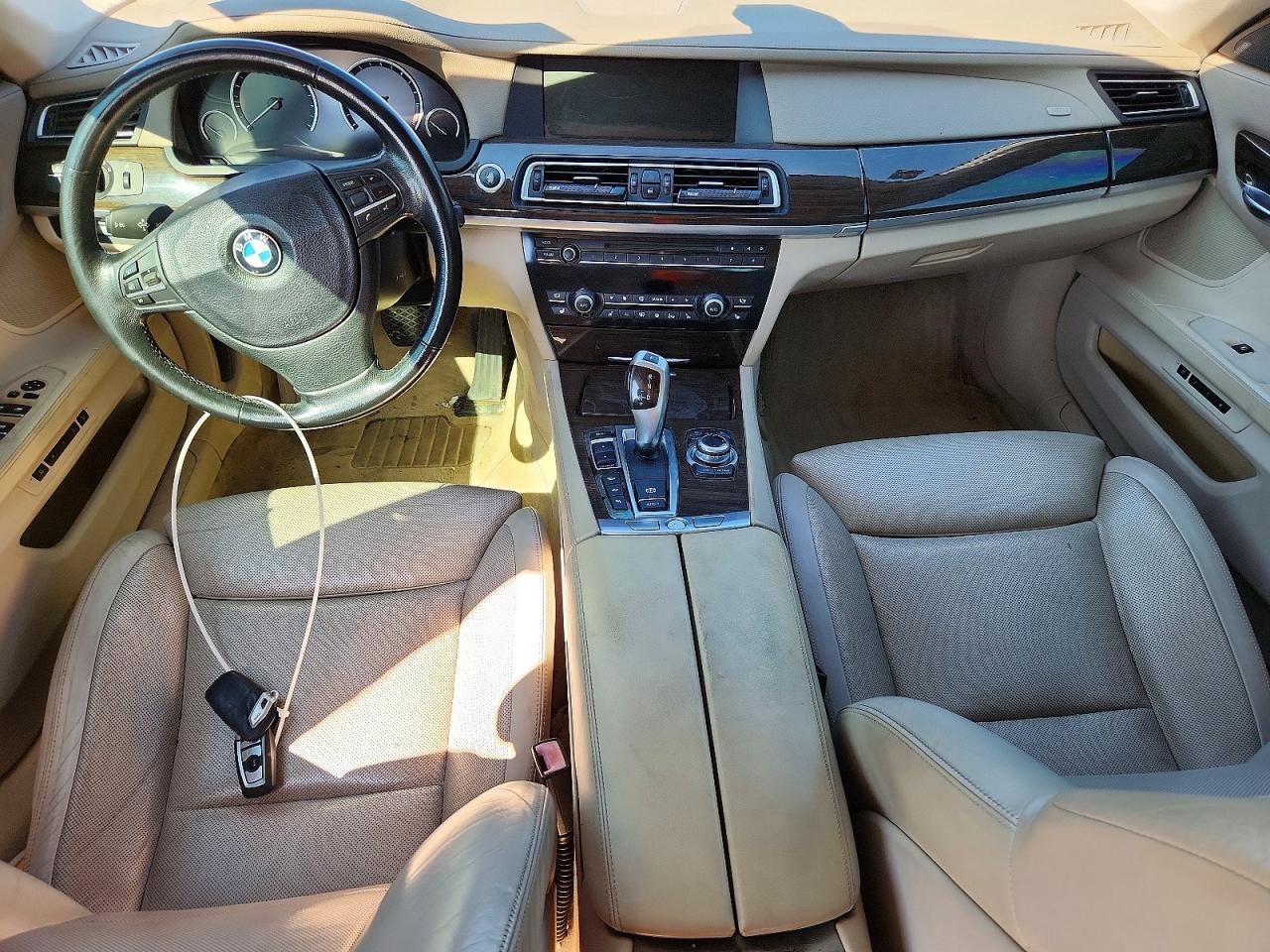 2010 Bmw 750 I Xdrive Белый vin: WBAKC6C55ACL67838