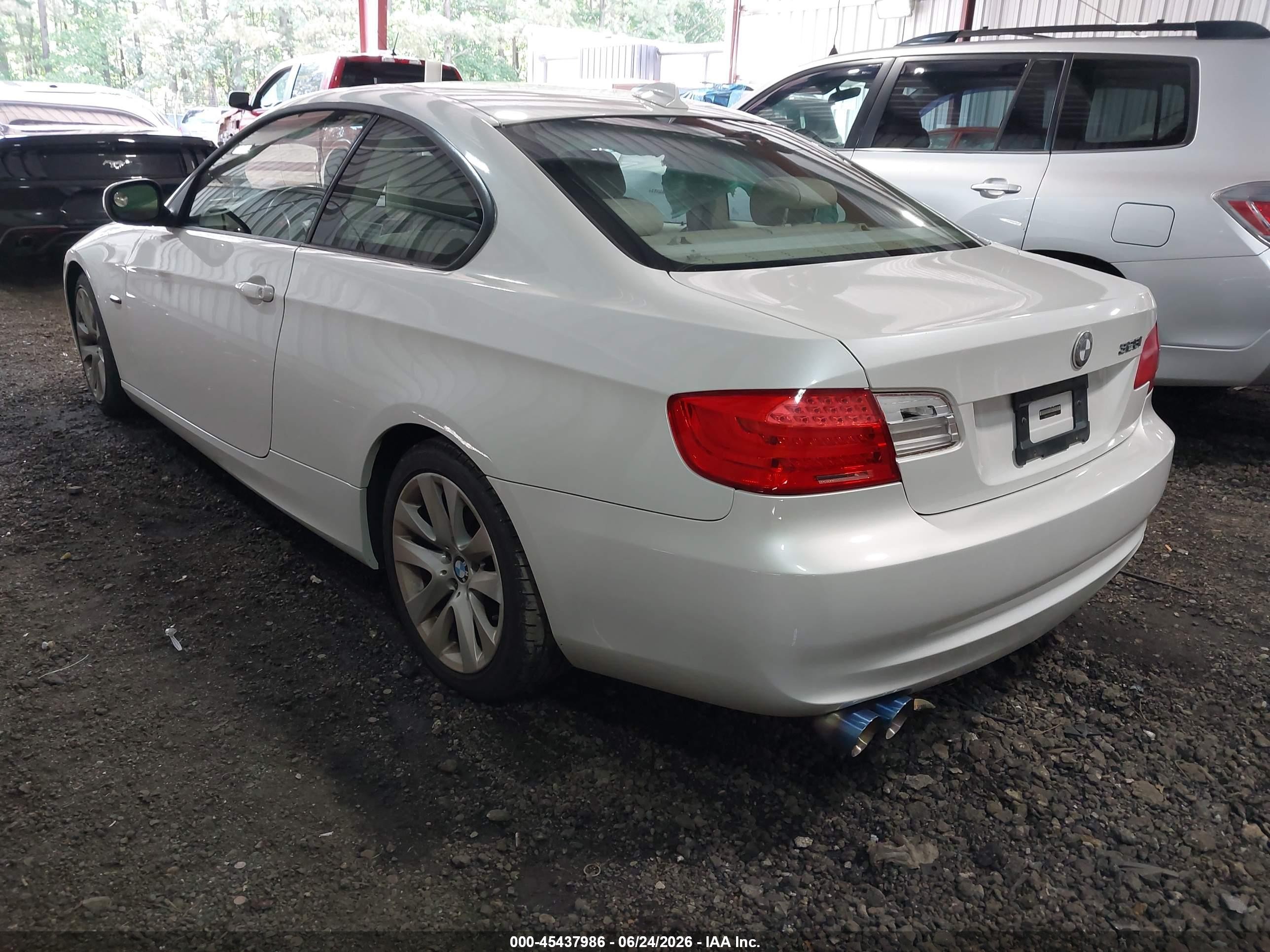 2011 Bmw 328i   Белый vin: WBAKE3C52BE559054