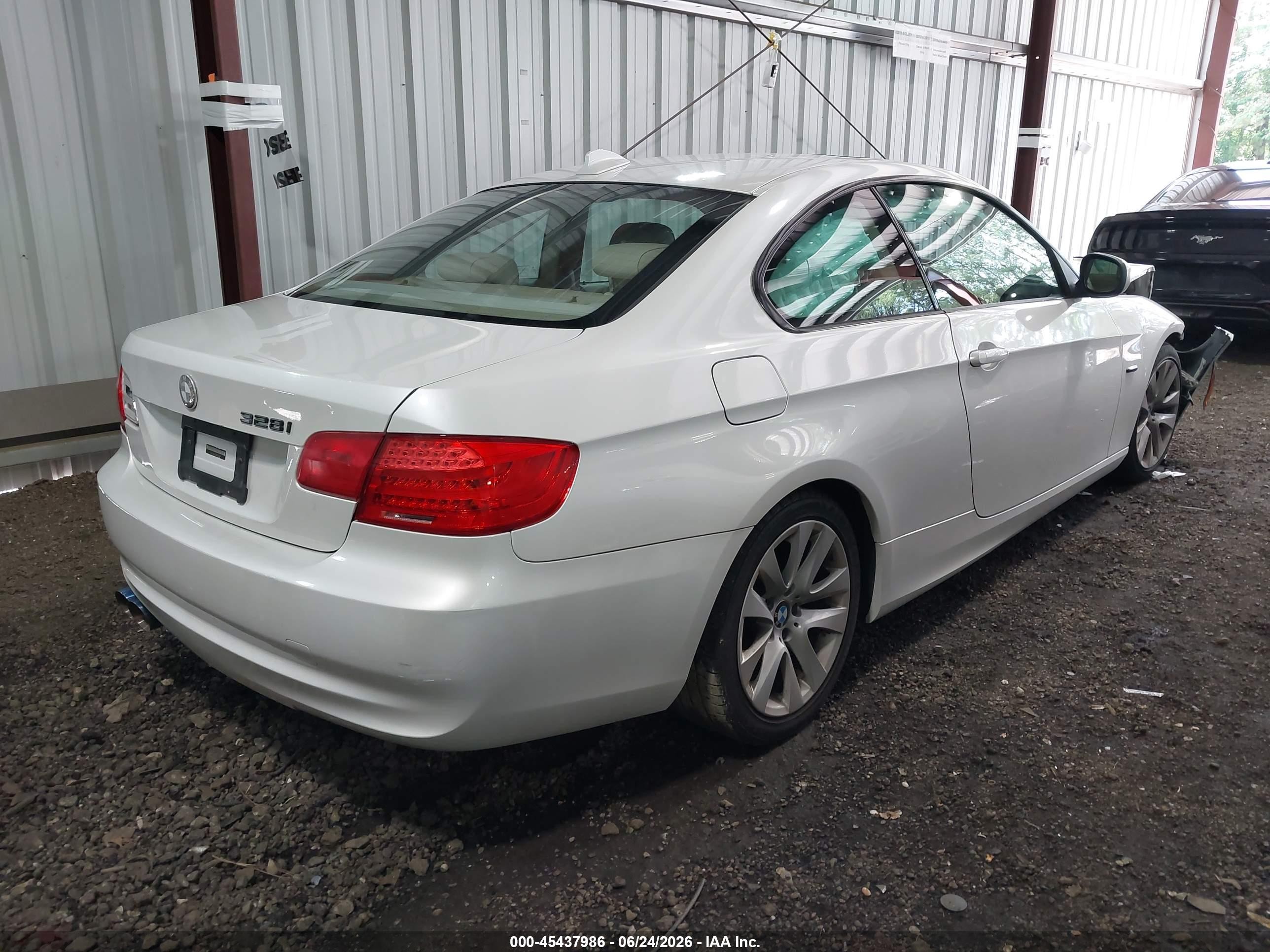 2011 Bmw 328i   Белый vin: WBAKE3C52BE559054