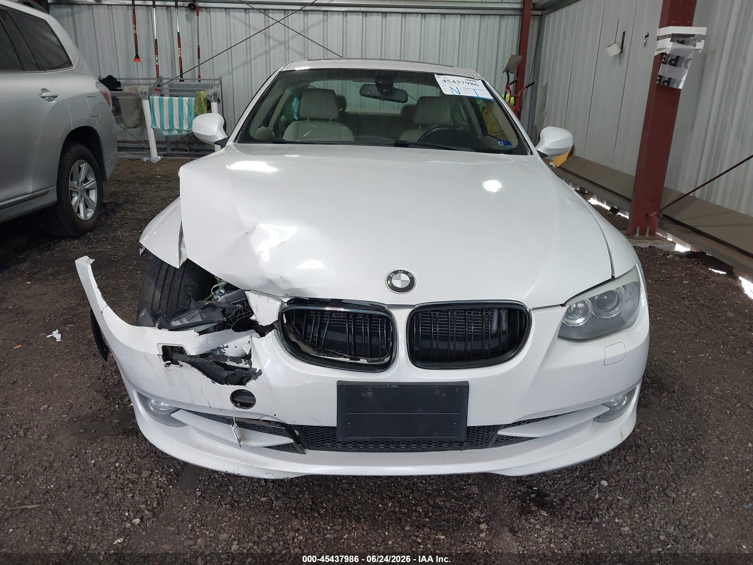 2011 Bmw 328i   Белый vin: WBAKE3C52BE559054