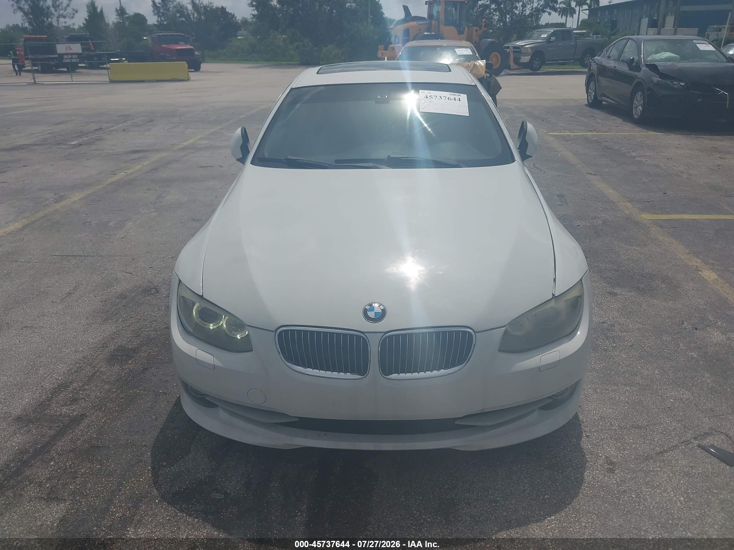 2011 Bmw 328i   Белый vin: WBAKE5C55BE432262