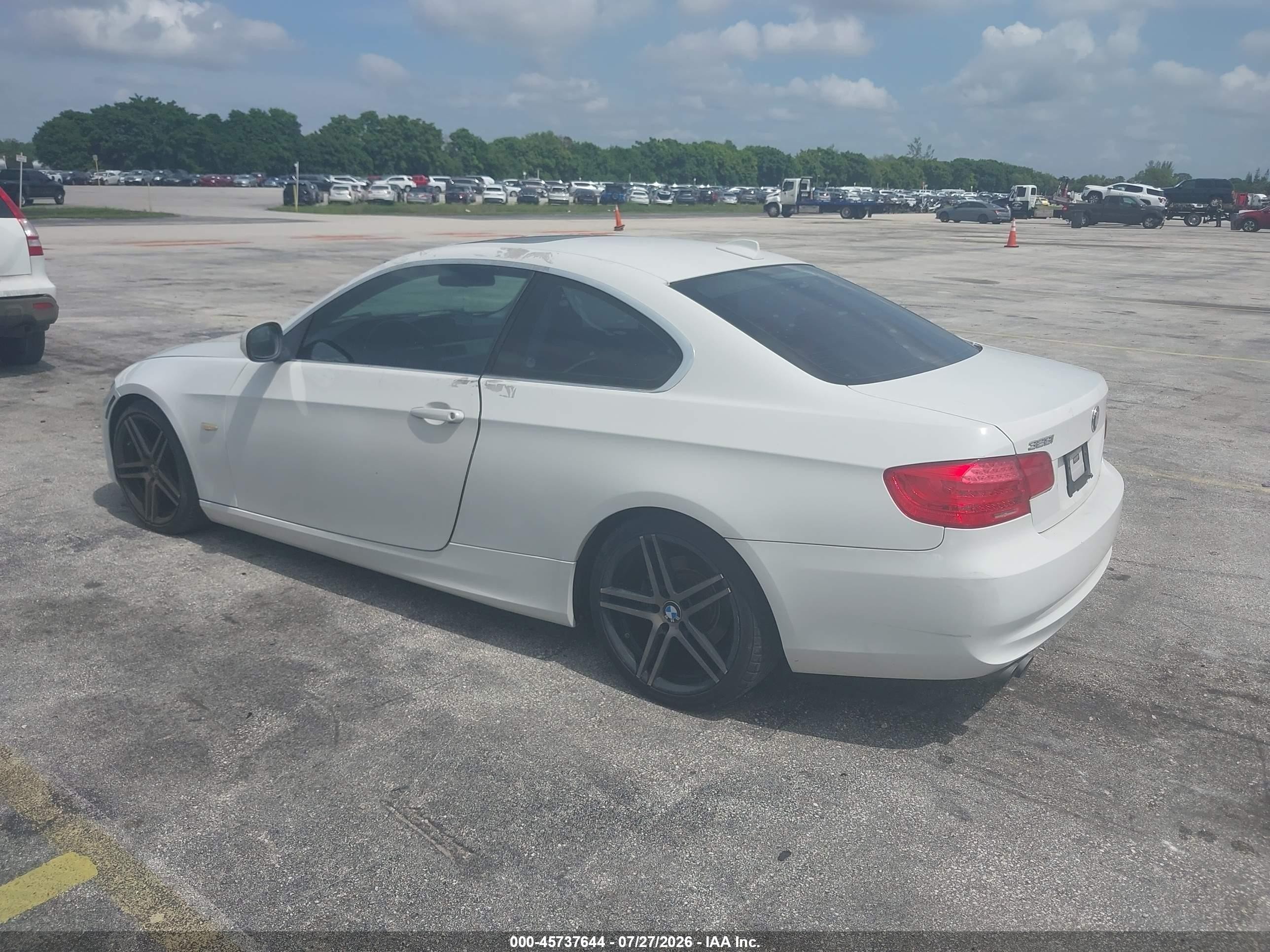 2011 Bmw 328i   Белый vin: WBAKE5C55BE432262