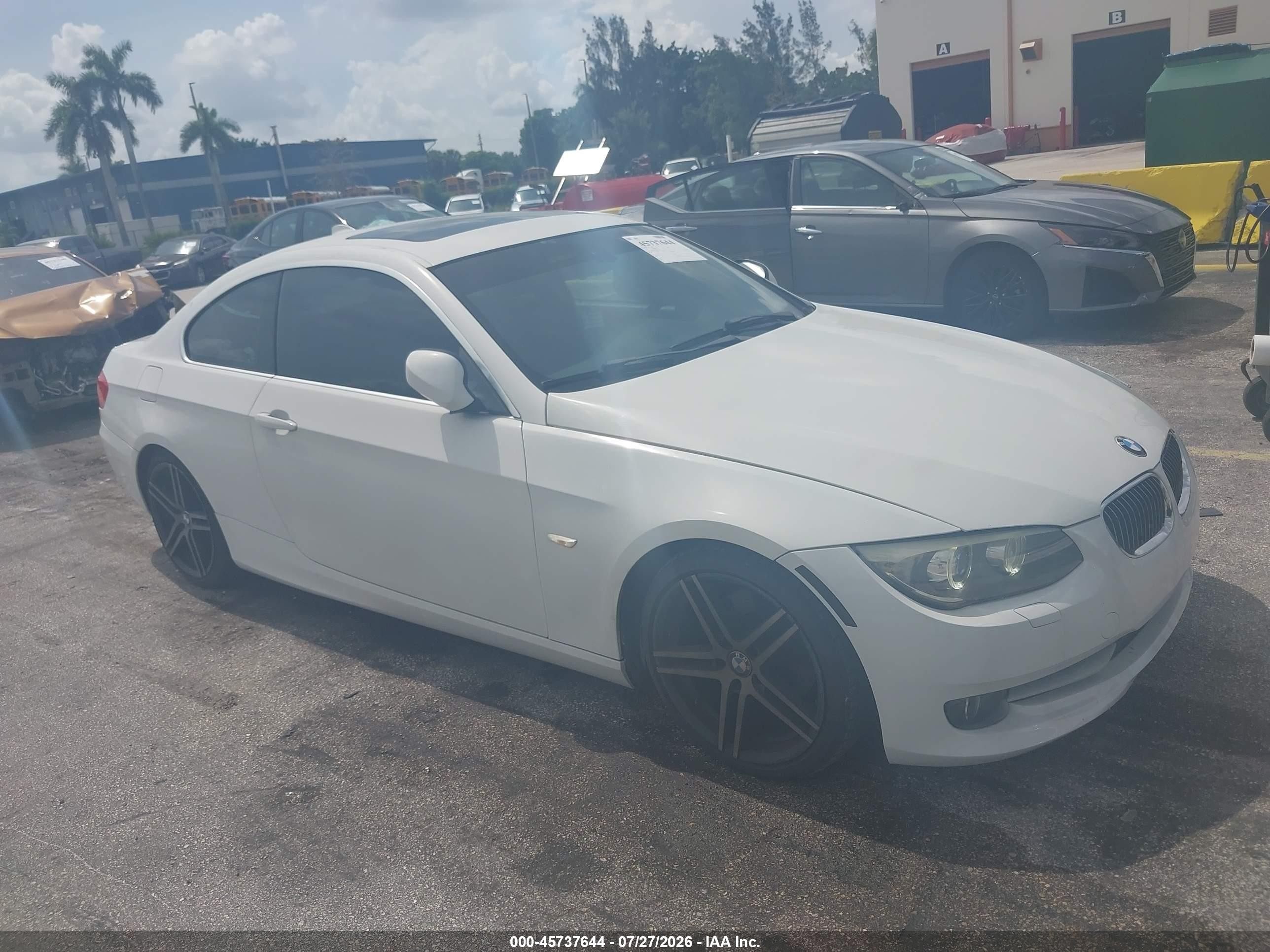2011 Bmw 328i   Белый vin: WBAKE5C55BE432262